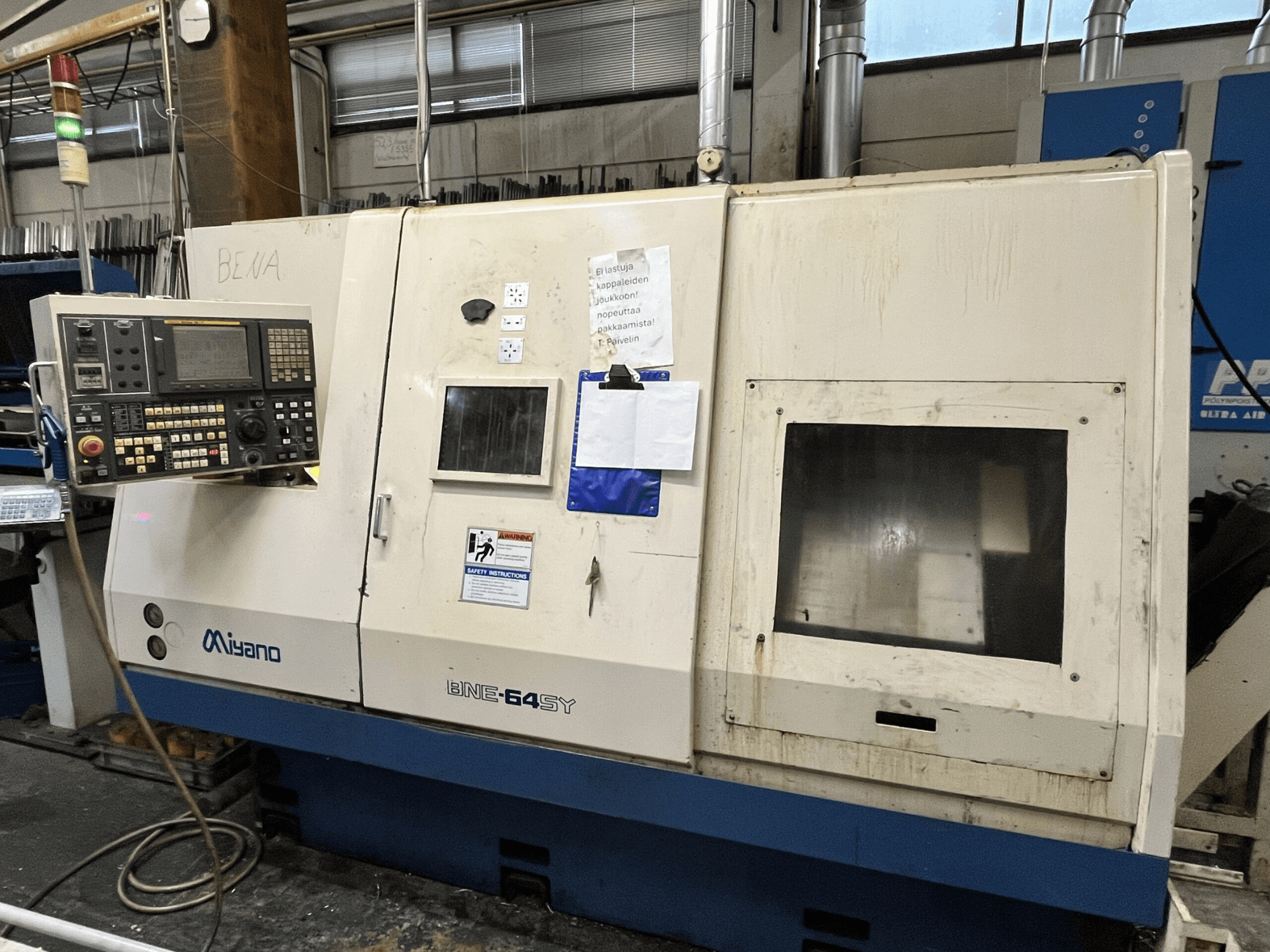 Miyano BNE-64SY CNC draaibank, vooraanzicht, met bedieningspaneel met knoppen, LCD en onderhoudsstickers op de kast.