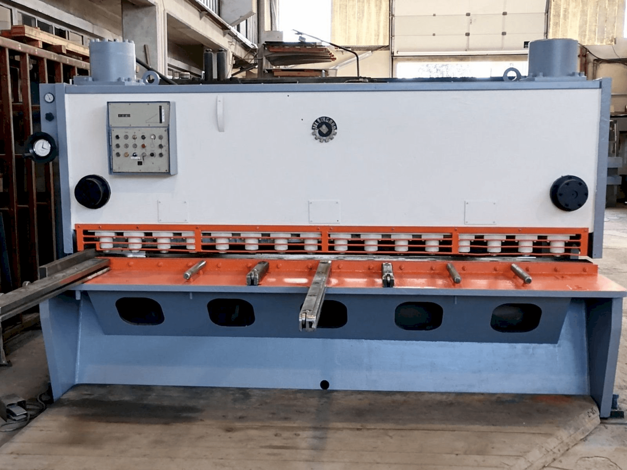 Vooraanzicht van Jelšingrad MVCS 3100/13 machine