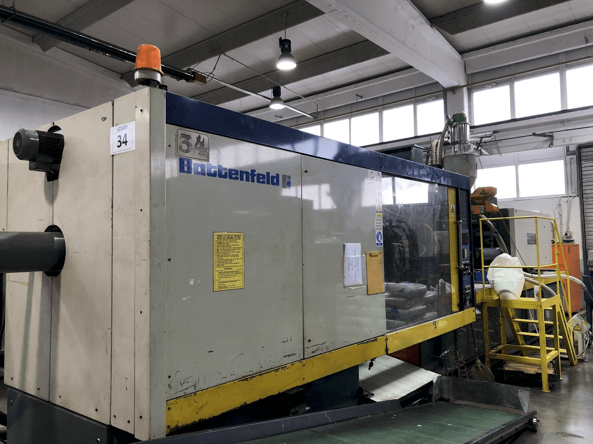 Linkerzijdeaanzicht van Battenfeld BK-T 5000-4000 machine