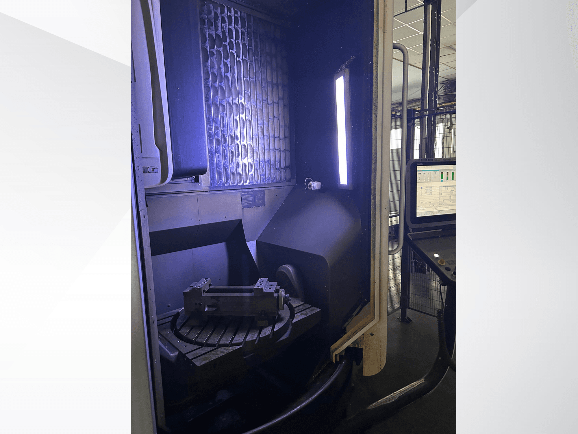 DMG MORI DMU 65 MonoBlock verticaal bewerkingscentrum, vooraanzicht met draaitafel met werkstuk en bedieningspaneel.