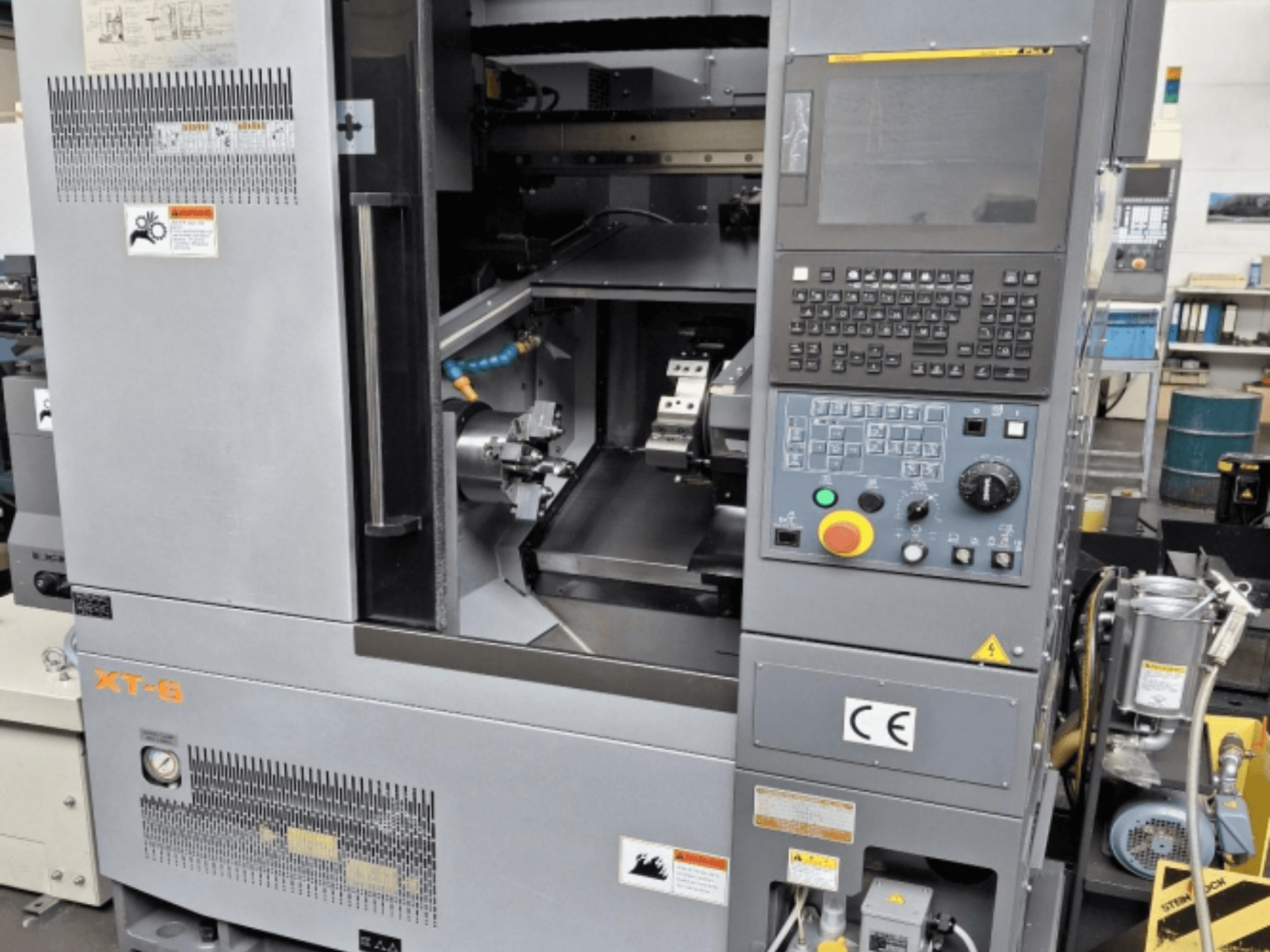 Takamaz XT 6 horizontale draaimachine, vooraanzicht met bedieningspaneel, bewerkingsgebied en etiketgegevens.