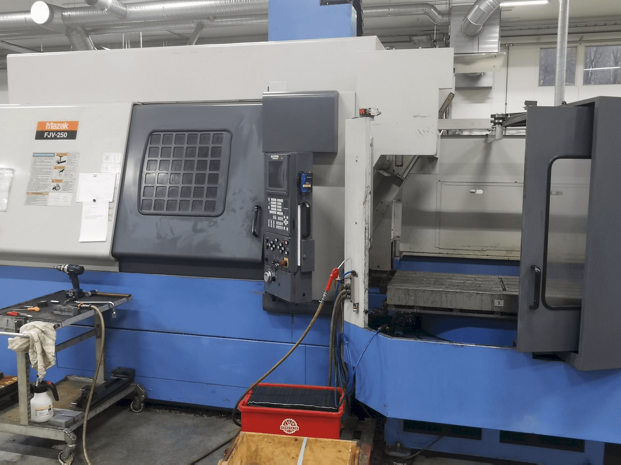 Vooraanzicht van Mazak FJV250 machine