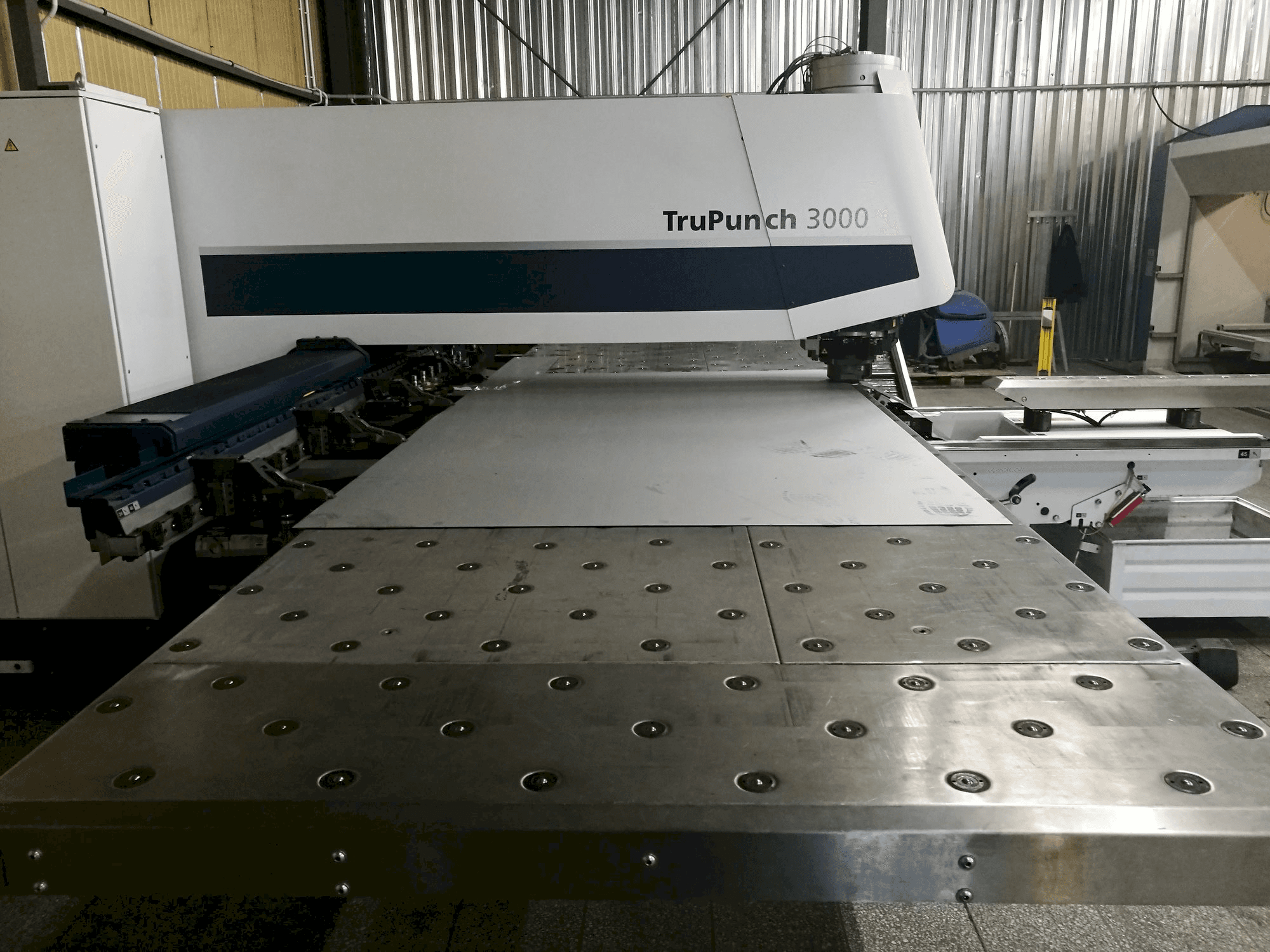 Linkerzijdeaanzicht van Trumpf TruPunch 3000 machine