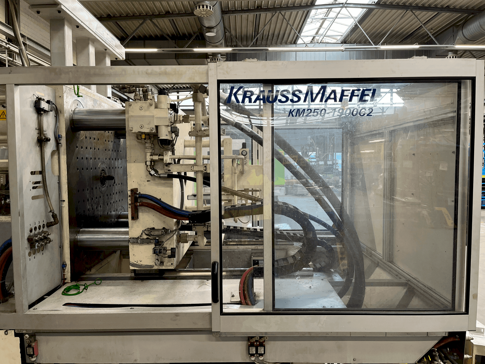 Vooraanzicht van Krauss Maffei 250-1900 C2 machine