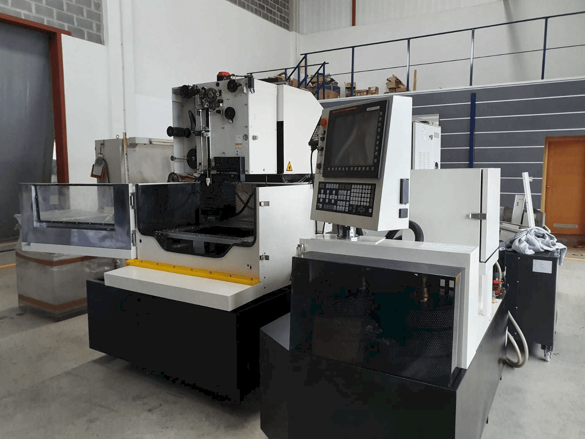 Vooraanzicht van FANUC Robocut α-1iE machine