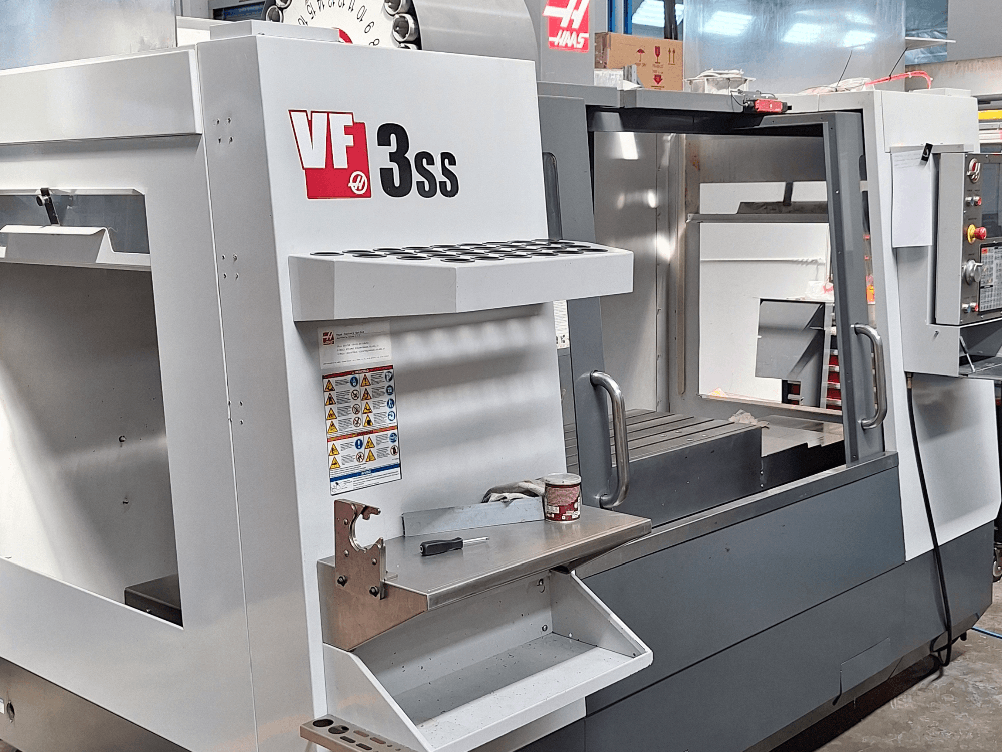 Haas VF-3SS verticaal bewerkingscentrum, vooraanzicht, met het bedieningspaneel, de gereedschapshouder en het werkgebied.