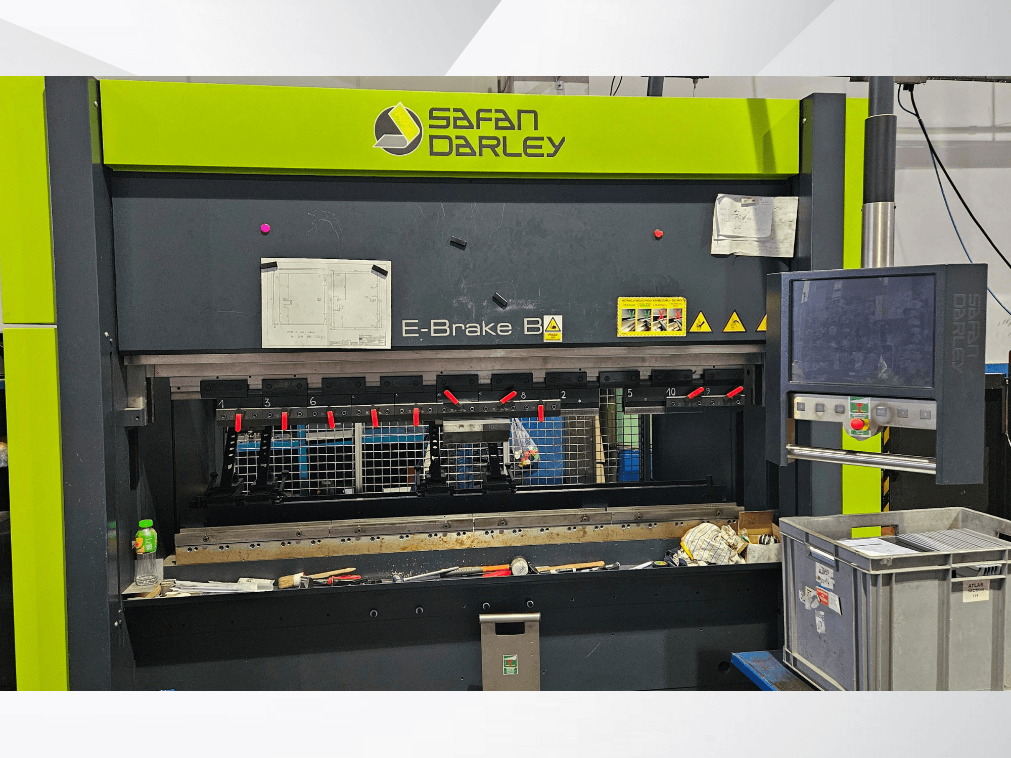 Safan Darley E-Brake B4 hydraulische kantpers in vooraanzicht, met bedieningselementen, veiligheidsbeugels en diverse klemmen.