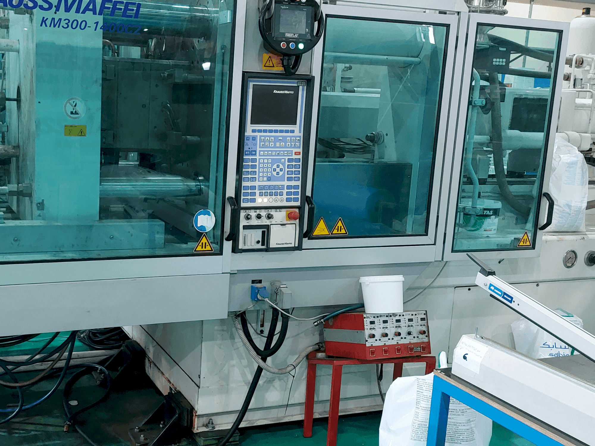 Vooraanzicht van Krauss Maffei 300 – 1400 C2 machine