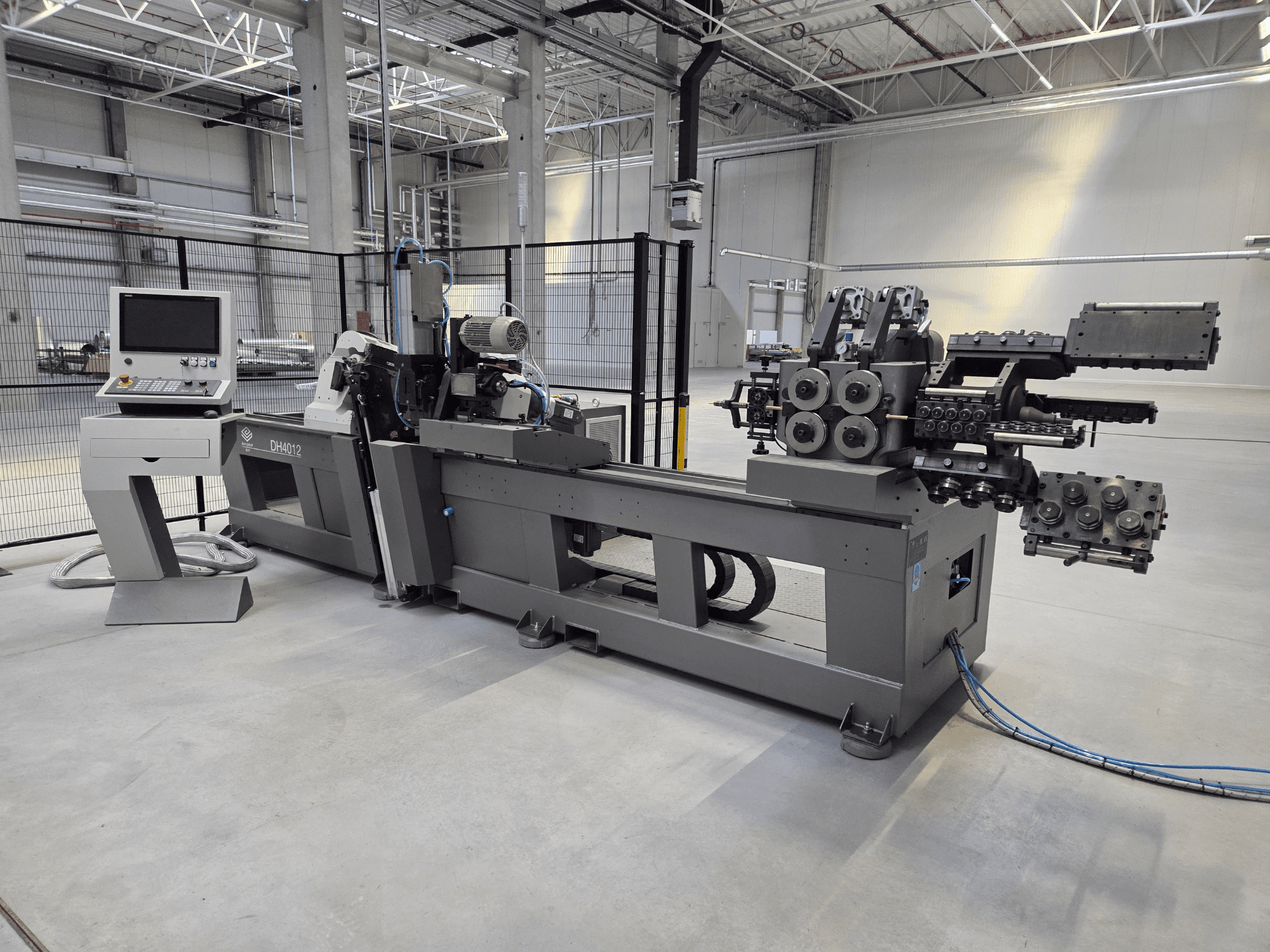 BLM DH4010COC rolbuigmachine in een fabrieksomgeving, vooraanzicht met bedieningspaneel en buigrollen.