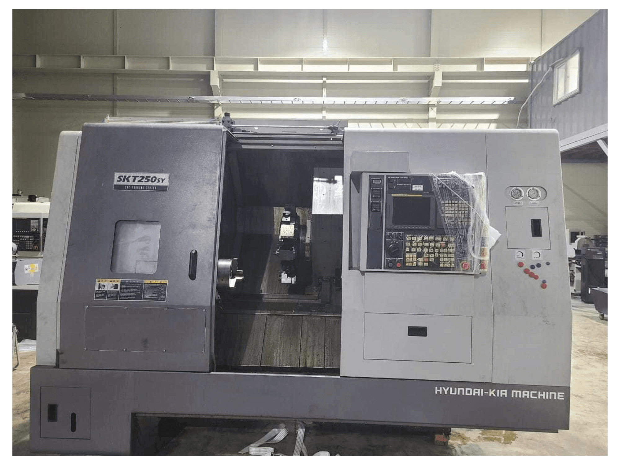 Vooraanzicht van Hyundai Kia SKT250SY machine