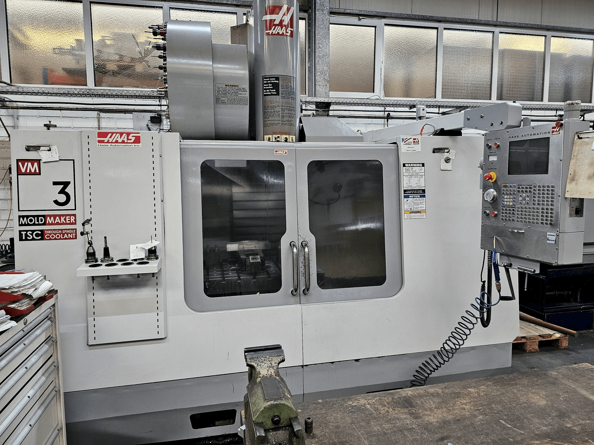 Vooraanzicht van HAAS VM 3 machine