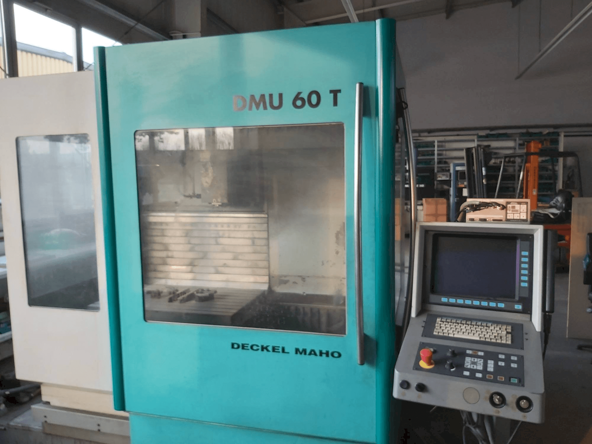 Vooraanzicht van DECKEL MAHO DMU 60 T machine