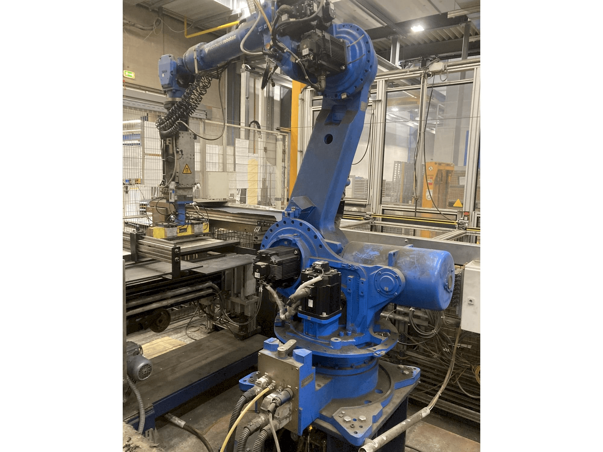Vooraanzicht van Yaskawa Motoman ES165 machine