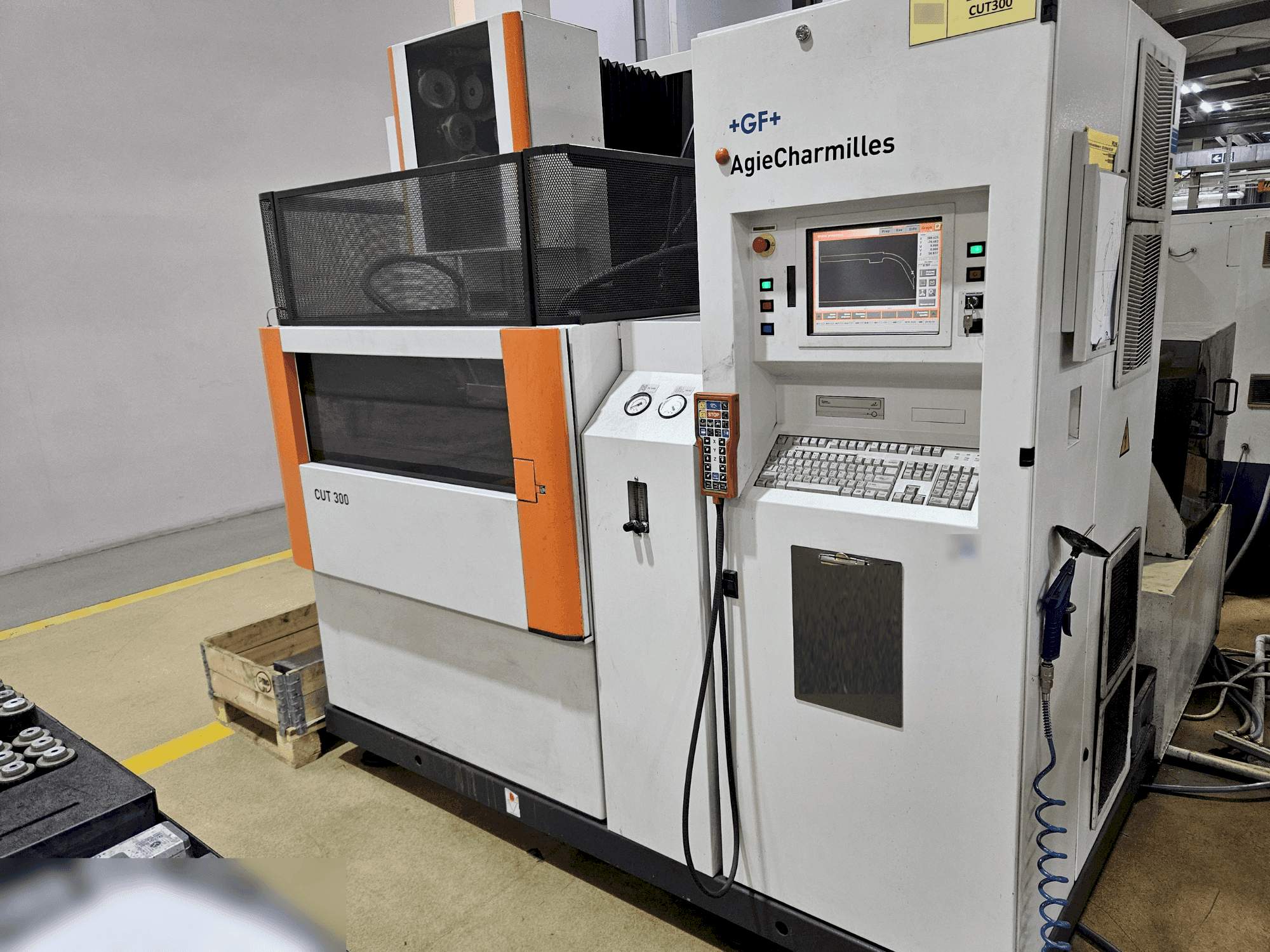 Vooraanzicht van AgieCharmilles CUT 300 machine