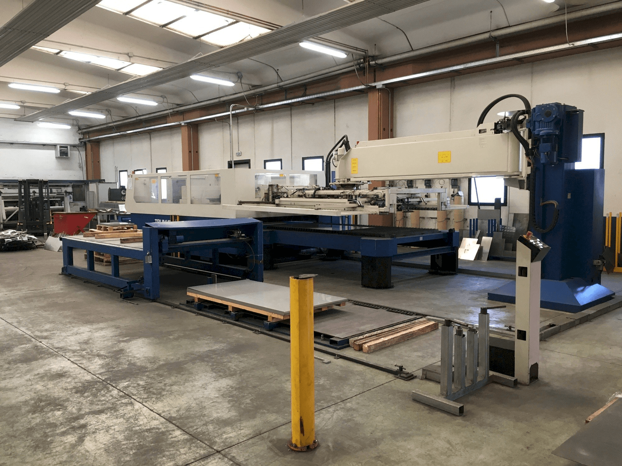 Vooraanzicht van Trumpf Trumatic L 3030 machine
