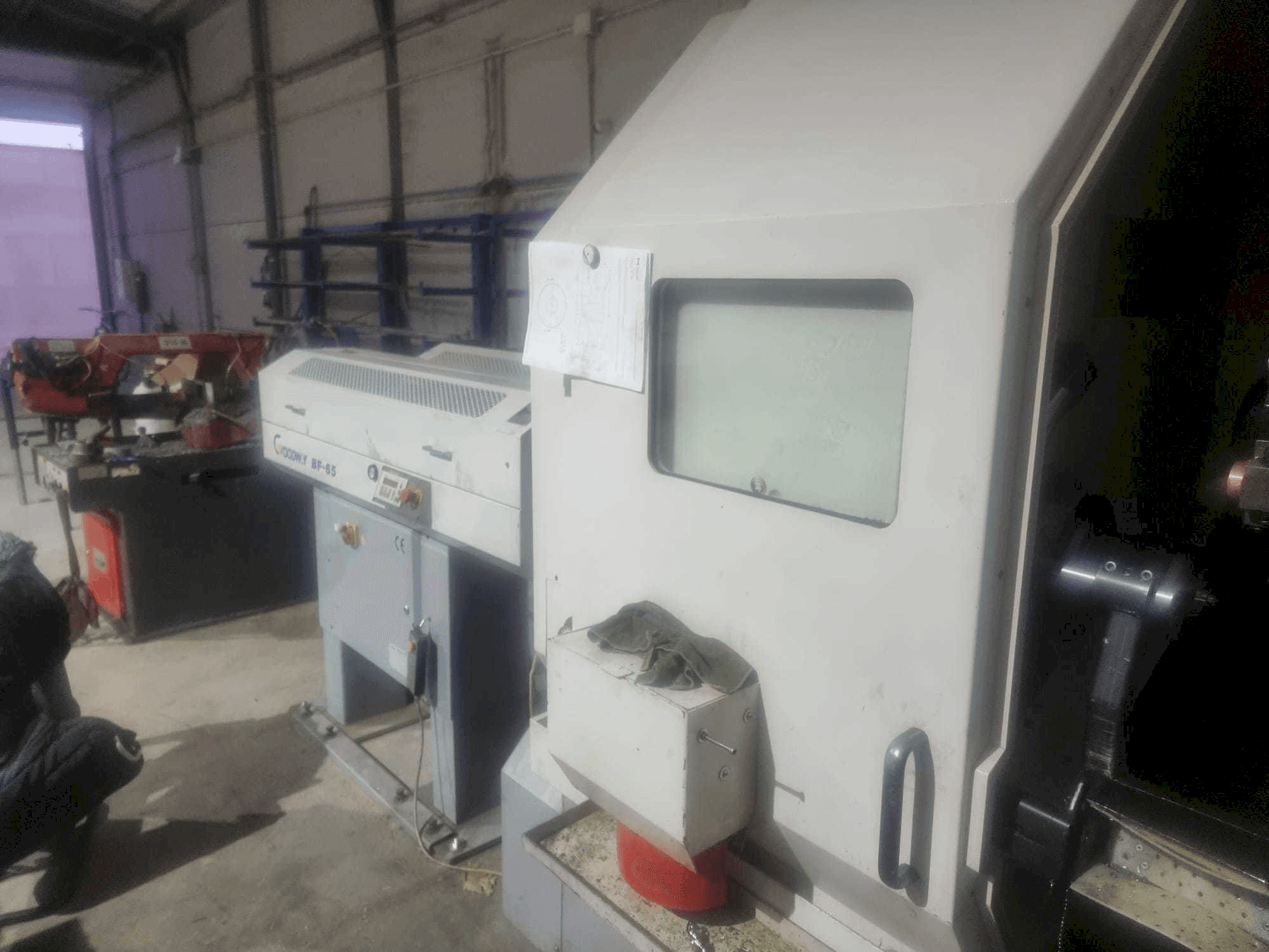 Rechts zijaanzicht van Goodway MSY 280 machine