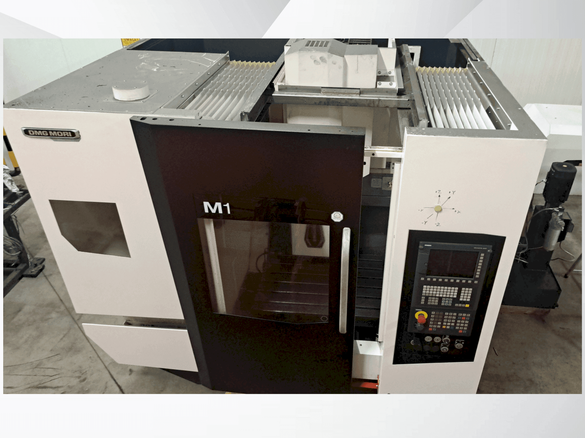 Vooraanzicht van DMG MORI M1 PRO machine