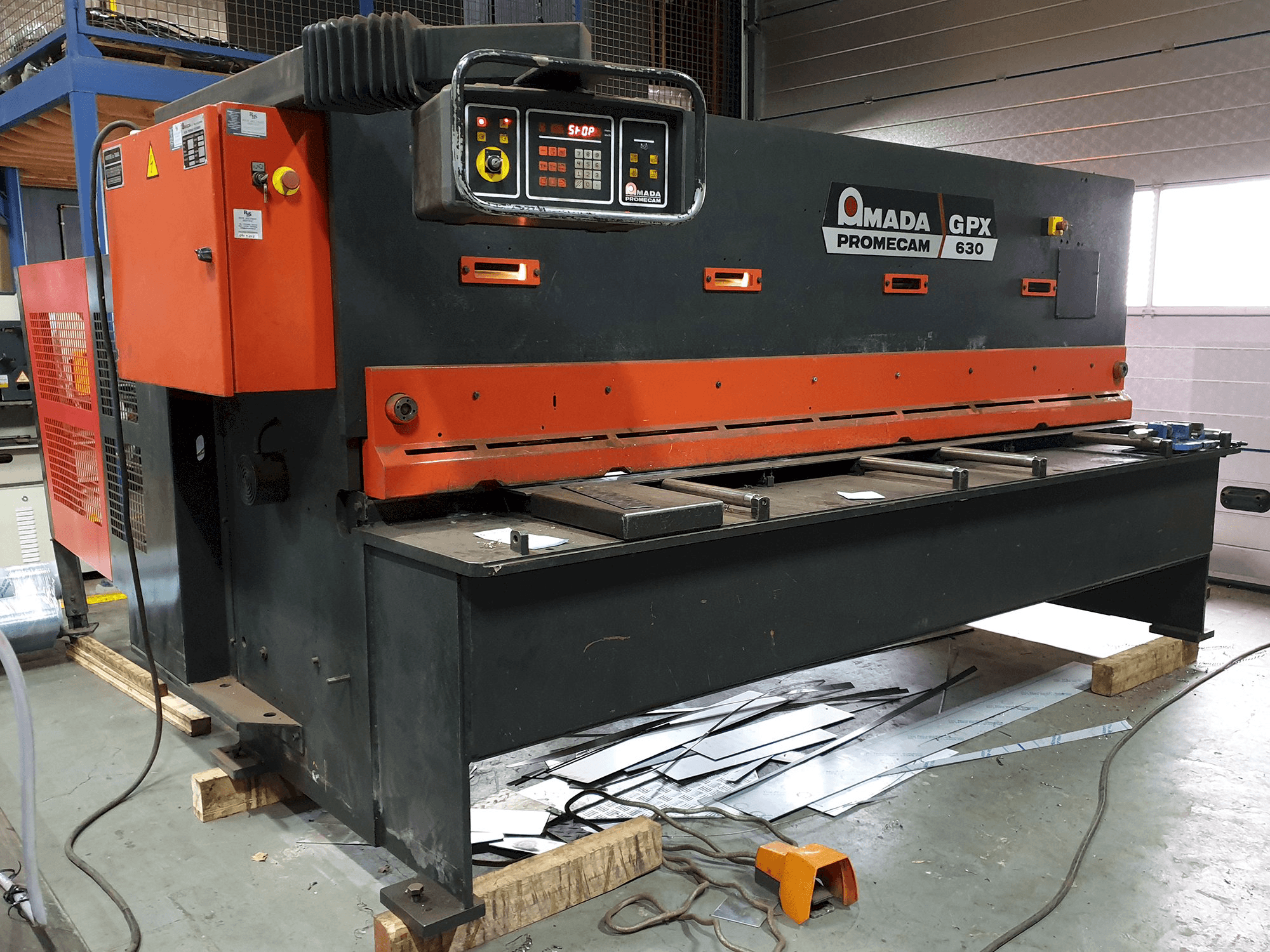 Links zicht van AMADA PROMECAM GPX 630 machine