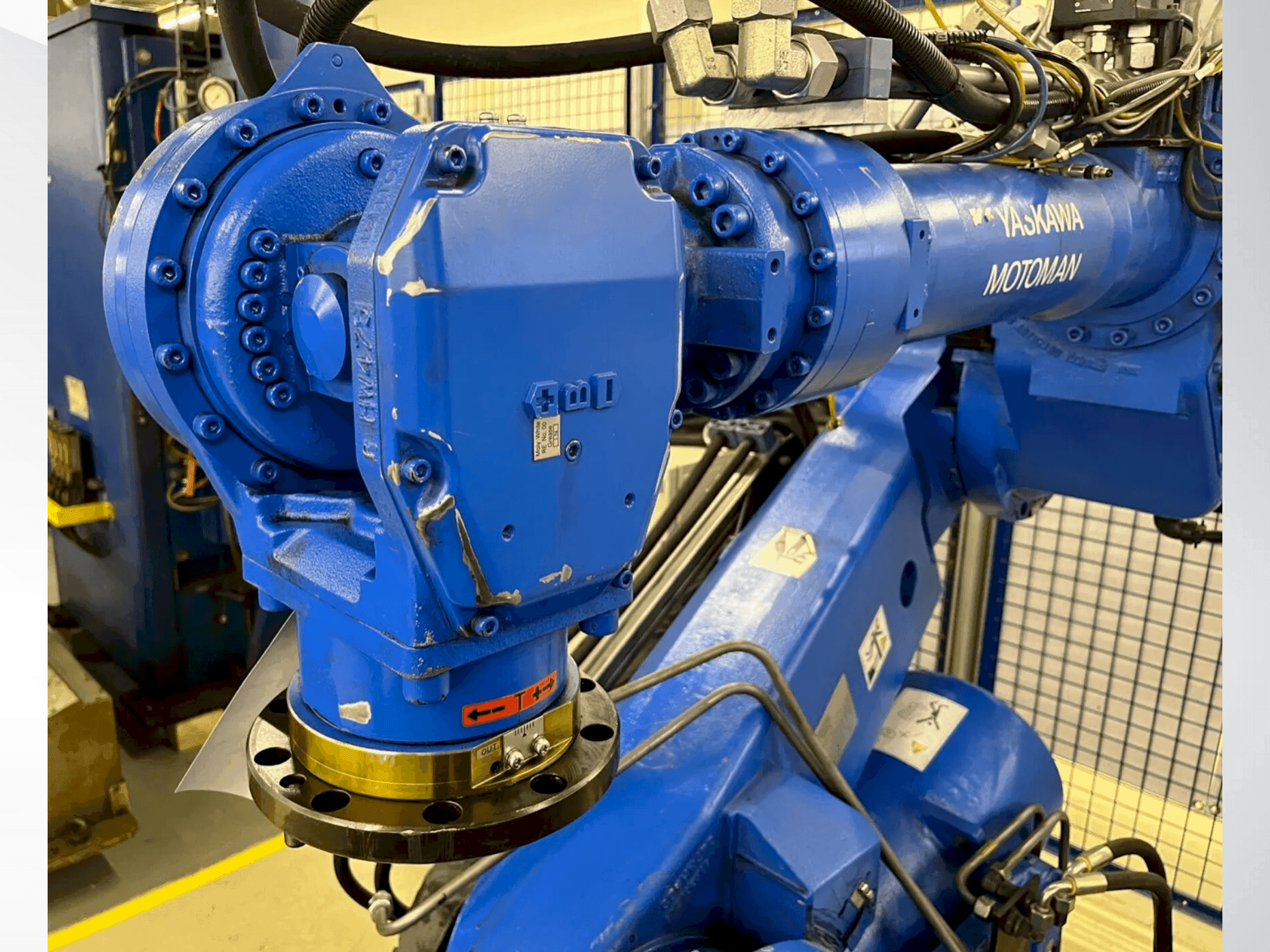 Vooraanzicht van Yaskawa Motoman ES 165D machine