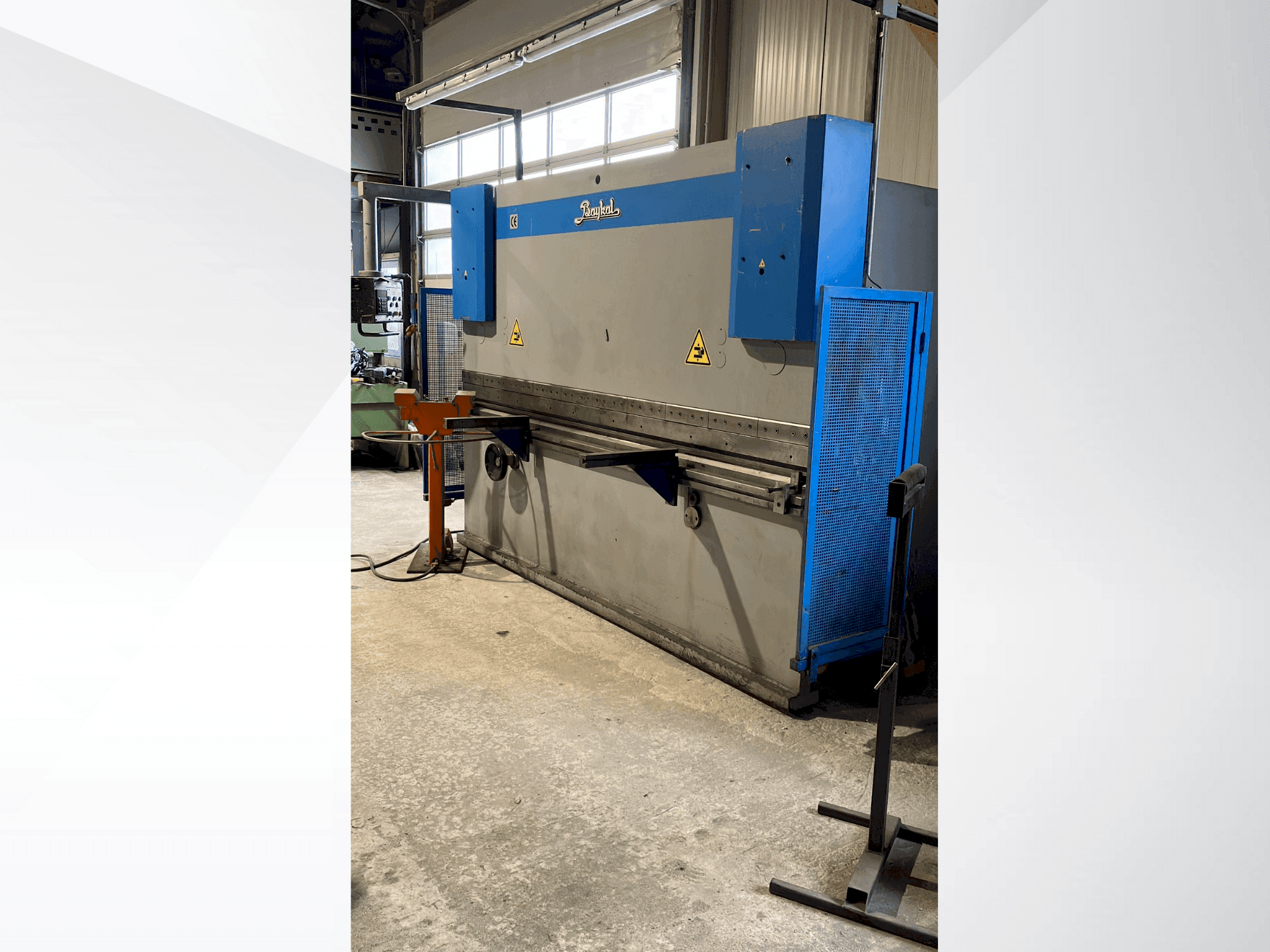 Vooraanzicht van Baykal APH 3106x120 machine