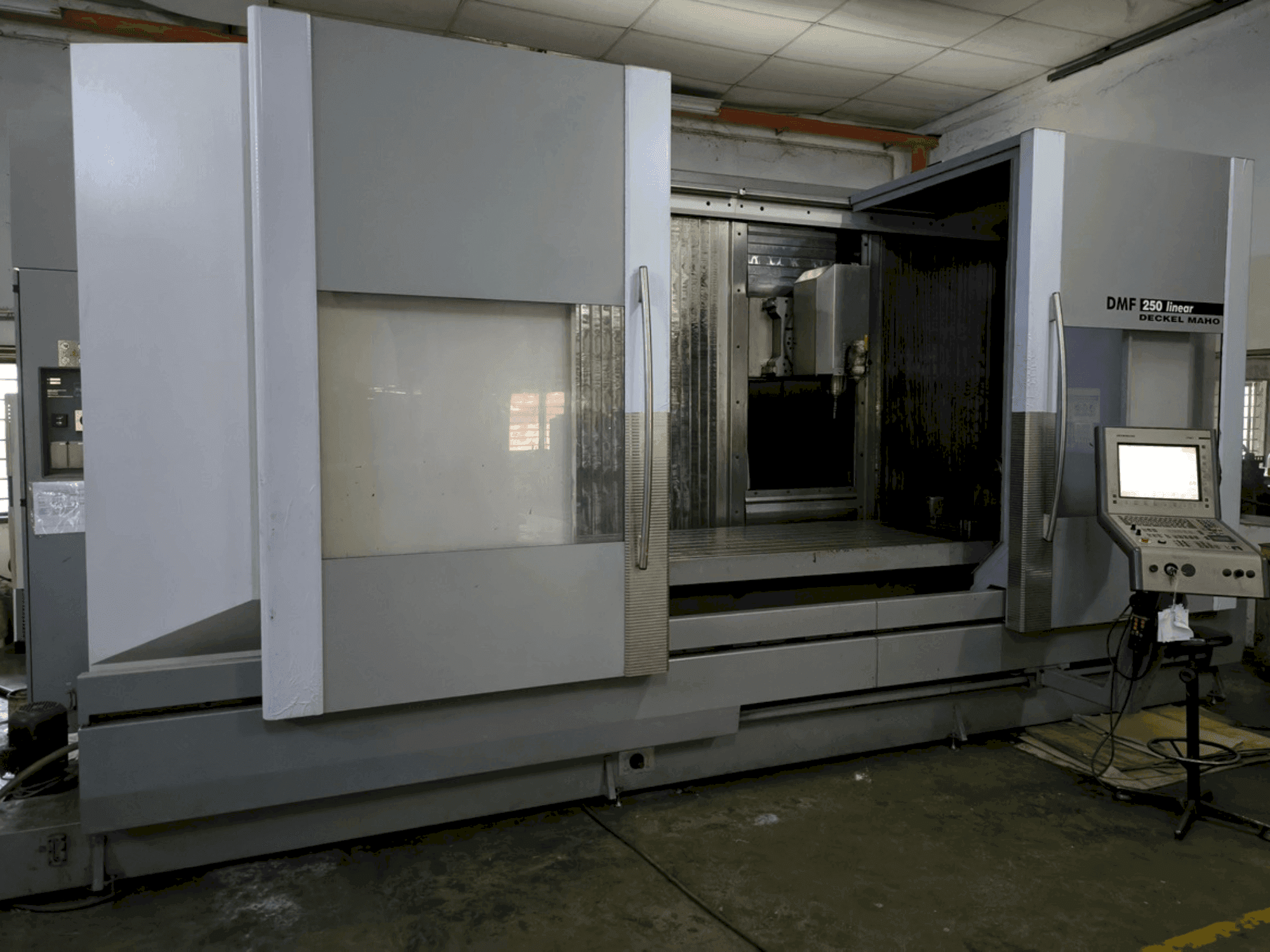 Vooraanzicht van DECKEL MAHO DMF 250 linear machine