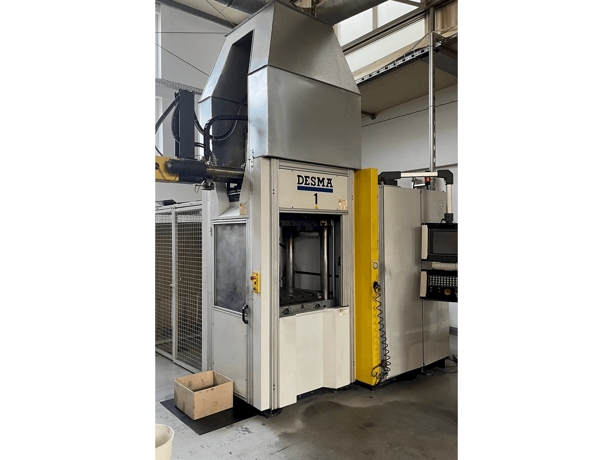 Vooraanzicht van Kloeckner Desma 968.250 ZO machine