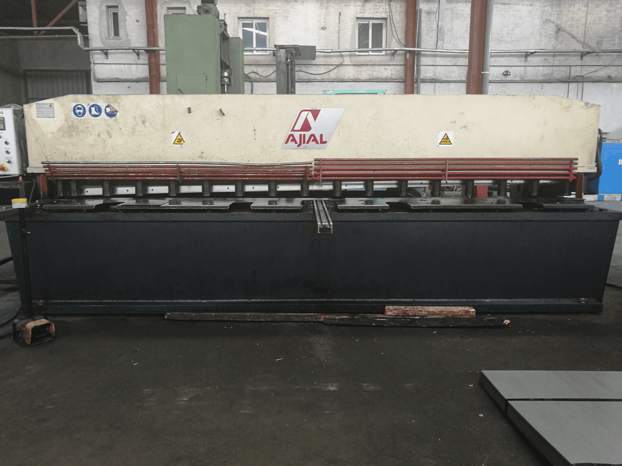 Vooraanzicht van Ajial CB-640 machine