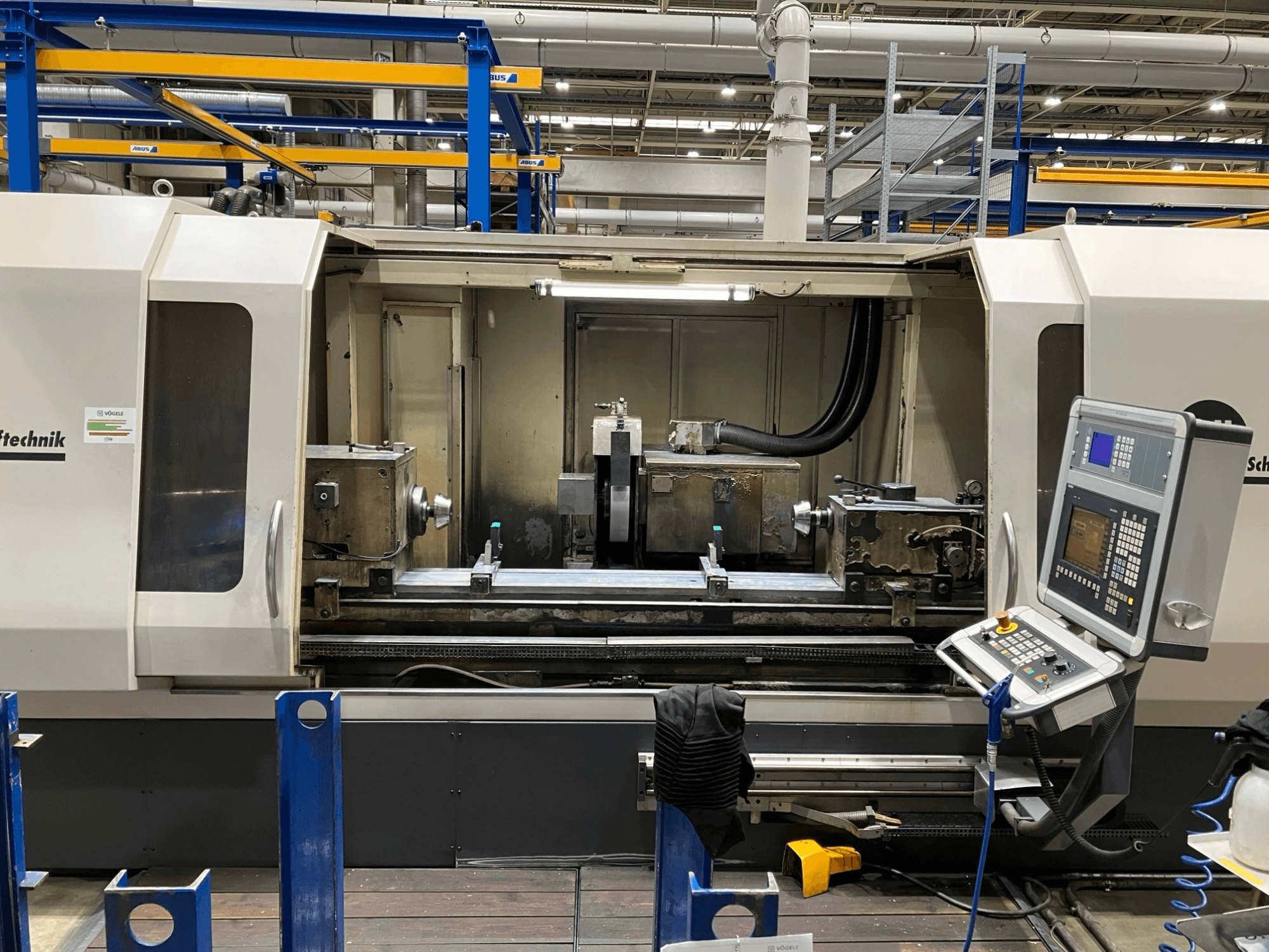 GEIBEL & HOTZ RS 2000 CM-DS rondslijpmachine, vooraanzicht van het bedieningspaneel en het slijpgedeelte.