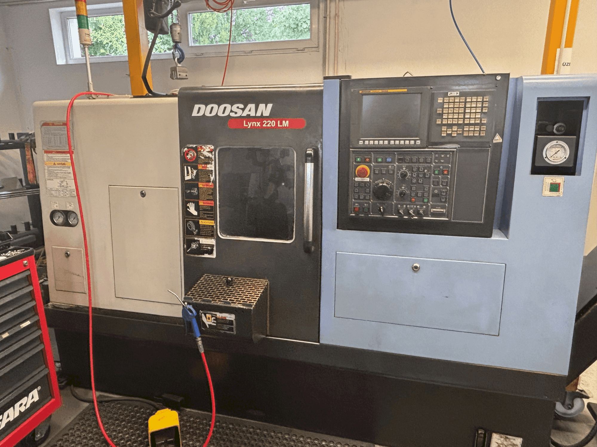 Vooraanzicht van DOOSAN LYNX 200 LM machine