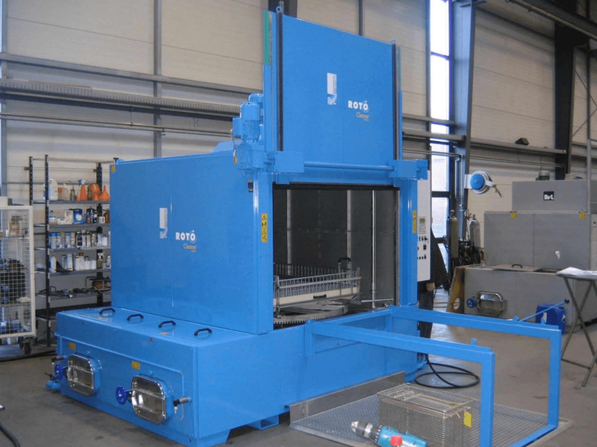 BVL RC 1950 RW 2T werktuigmachine in blauw, vooraanzicht, met de ingang van de reiniger en de mand voor onderdelen.