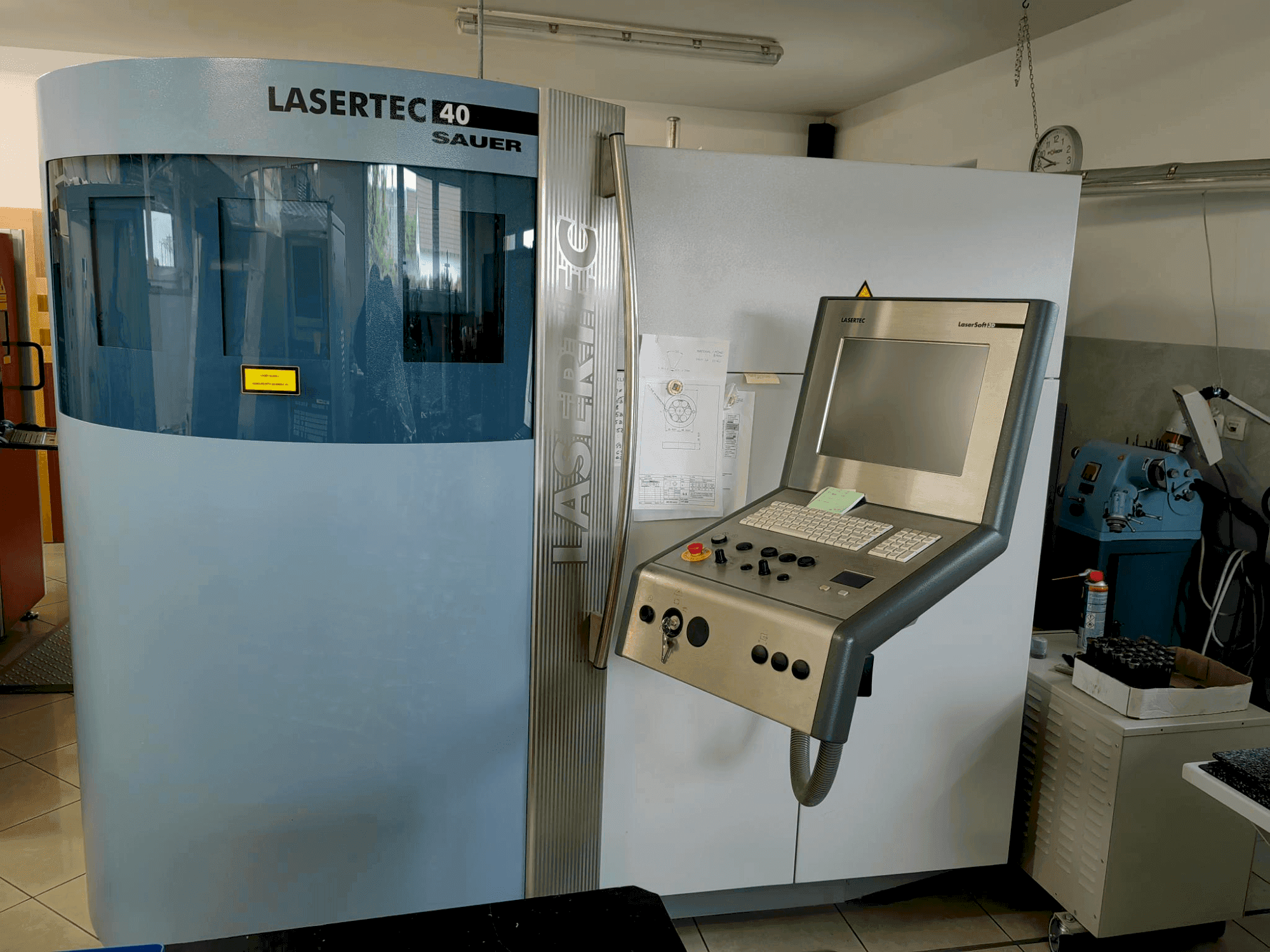 Vooraanzicht van DMG SAUER LASERTEC 40 (2008) machine
