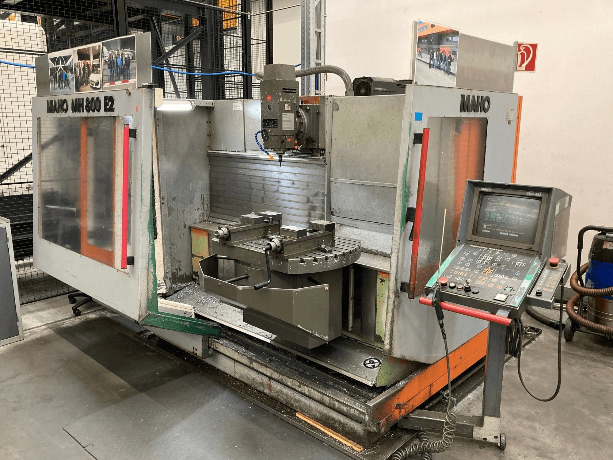 Maho MH 800 E2 CNC freesmachine in vooraanzicht met bedieningspaneel, spindel en werktafel zichtbaar.