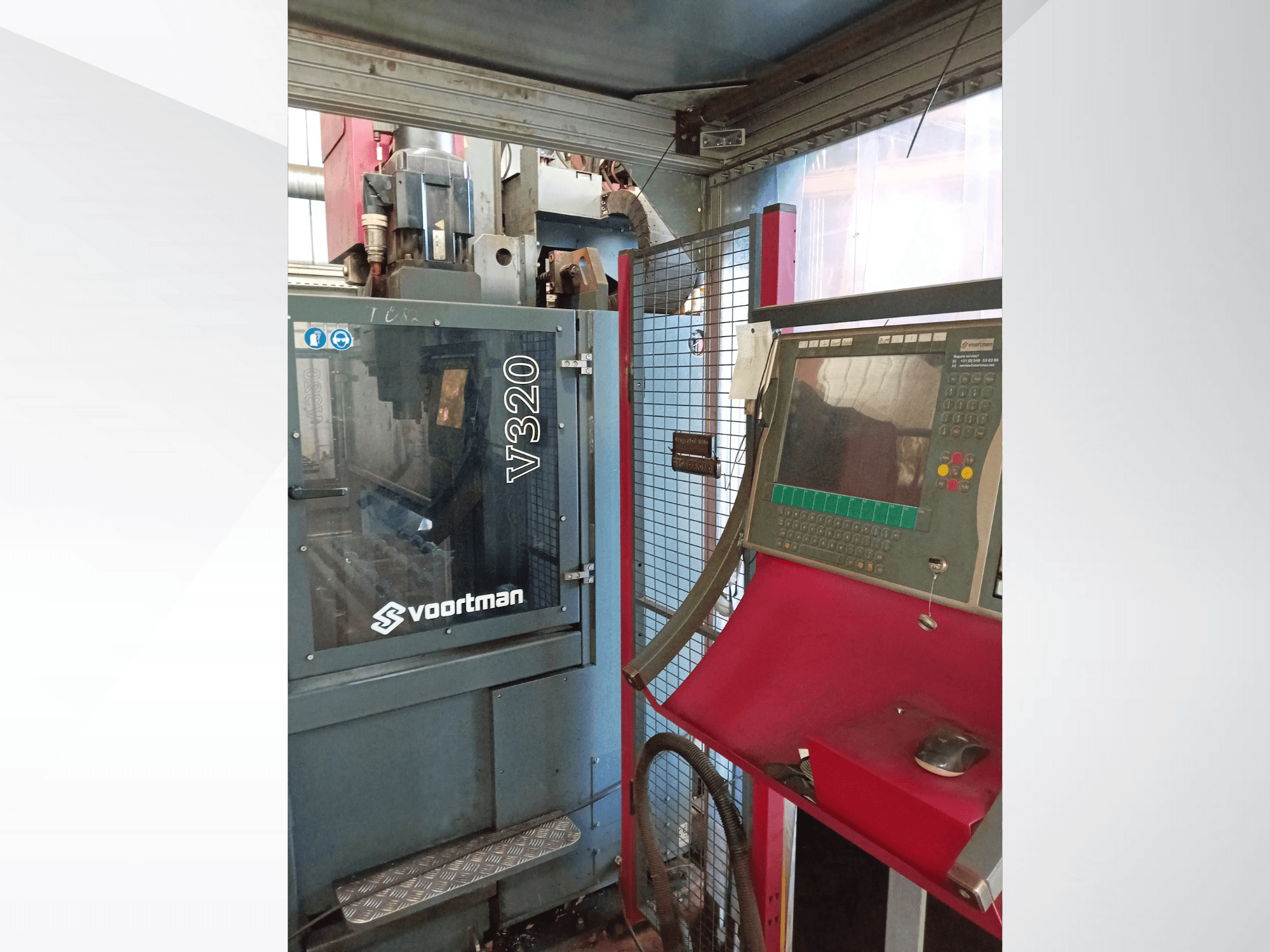Voortman V320 CNC machine vooraanzicht, met bedieningspaneel met knoppen, beeldscherm en gaasbehuizing.