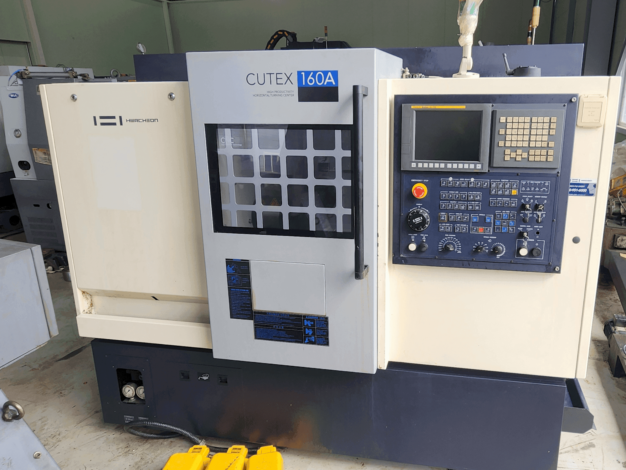Vooraanzicht van HWACHEON CUTEX 160 A machine