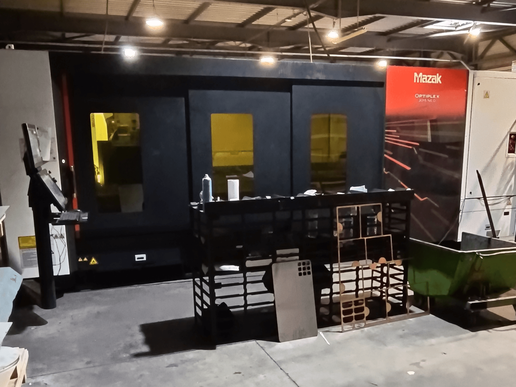 Mazak OPTIPLEX NEO-vezellasersnijmachine in een werkplaats, vooraanzicht met zicht op het bedieningspaneel en het bewerkingsgebied.