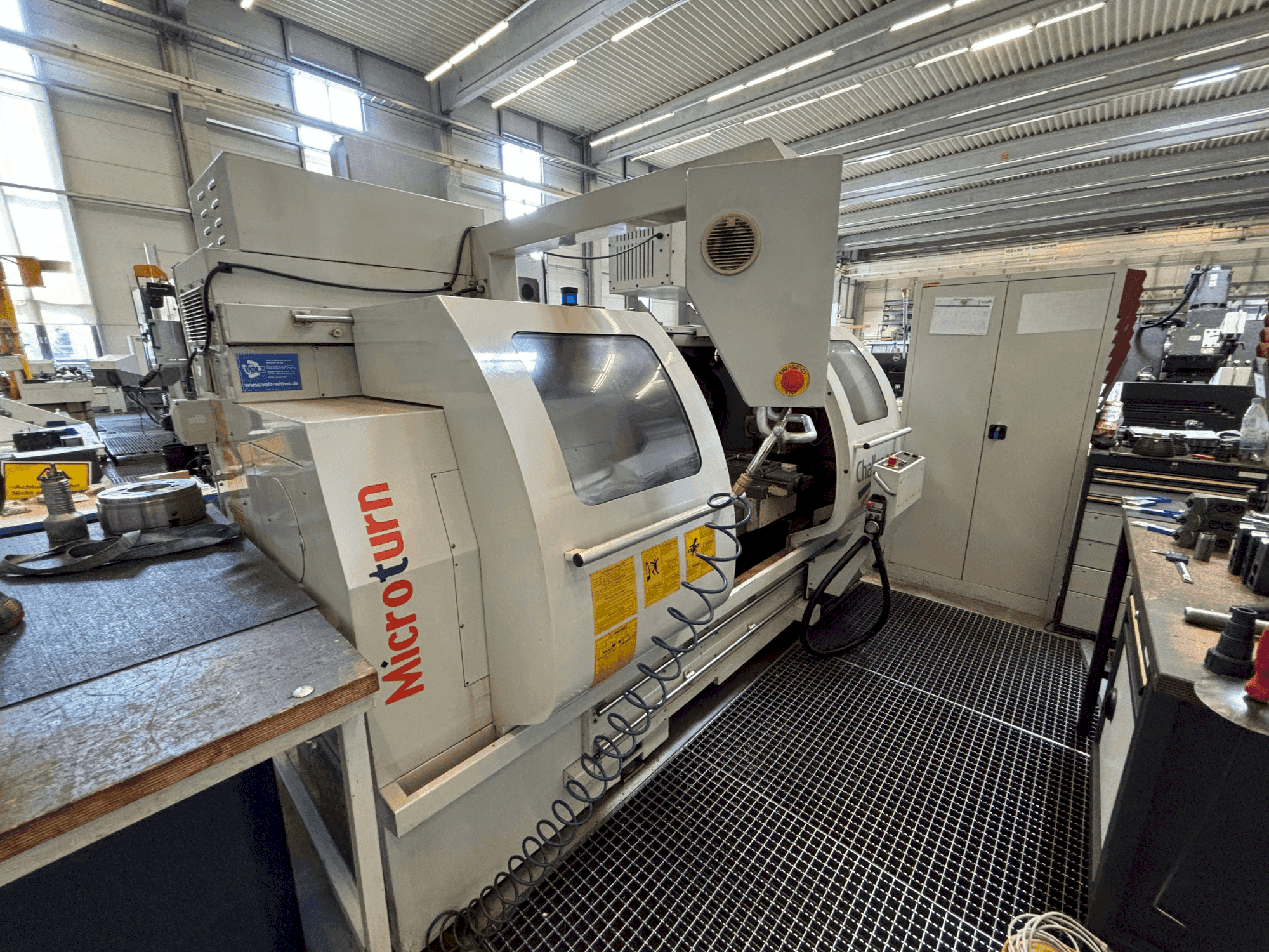 Vooraanzicht van Challenger Microturn BCN 1840 machine