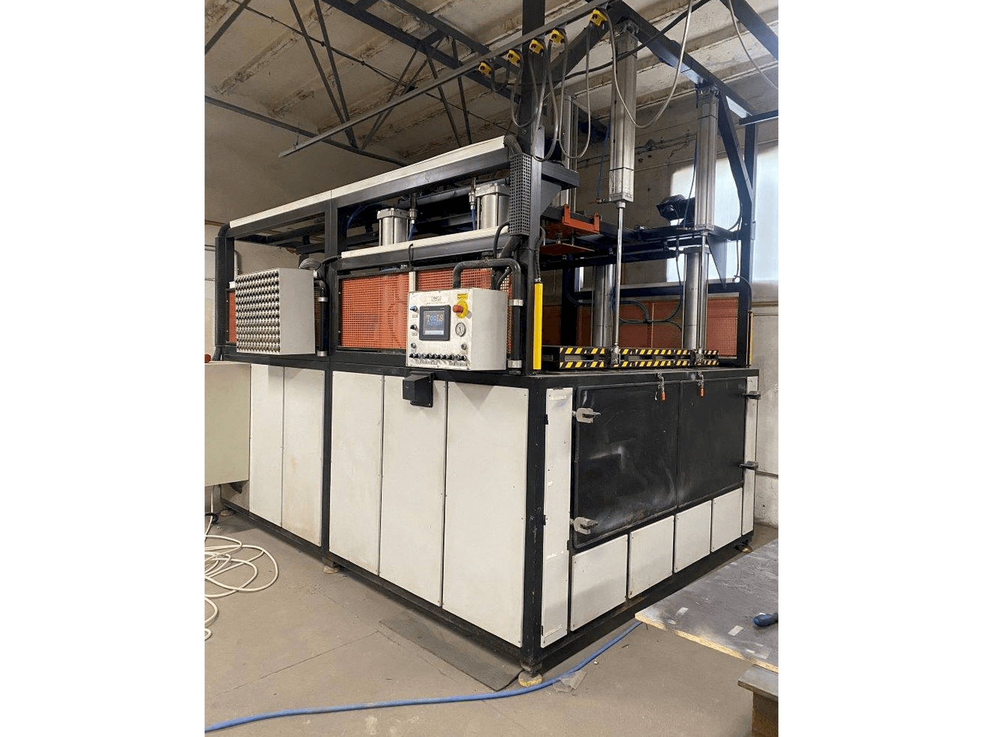 Vooraanzicht van Tools Factory Millenium 300 machine