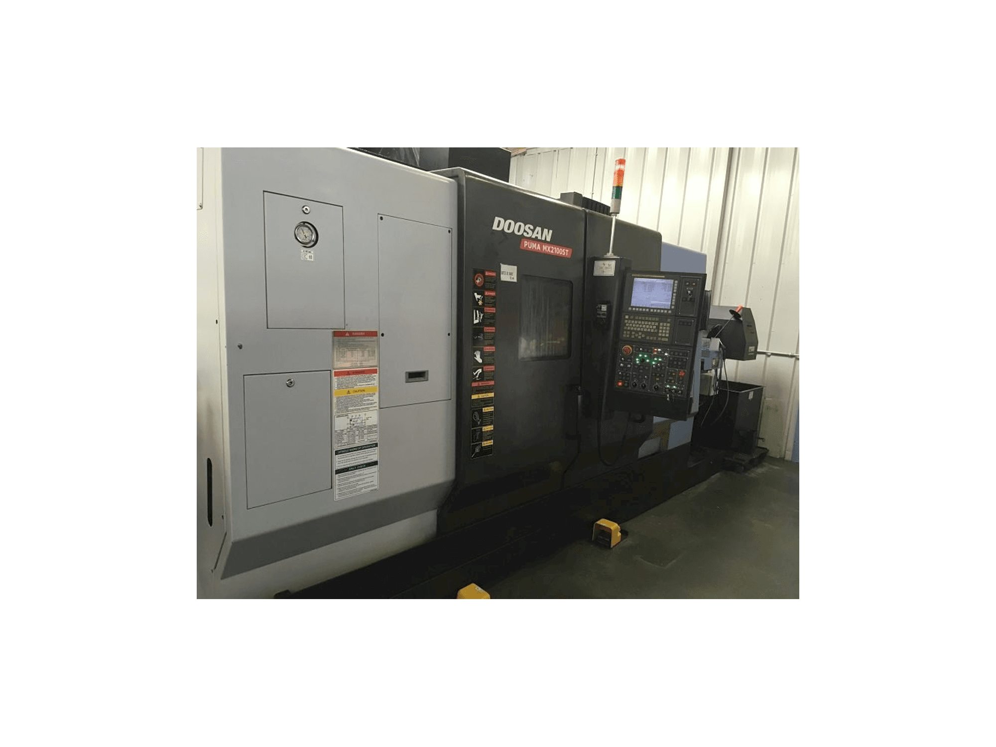 Vooraanzicht van Doosan Puma MX 2100 ST machine