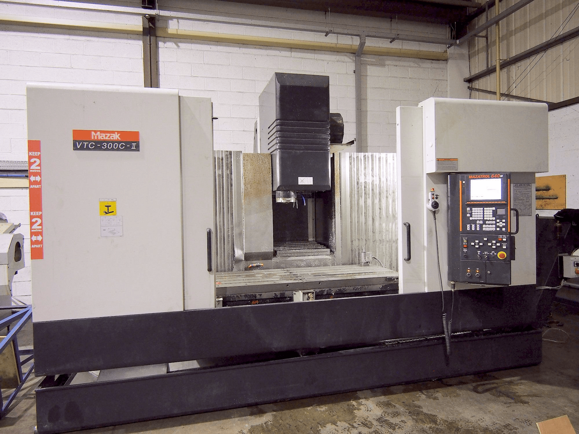 Vooraanzicht van Mazak VTC-300C-II machine