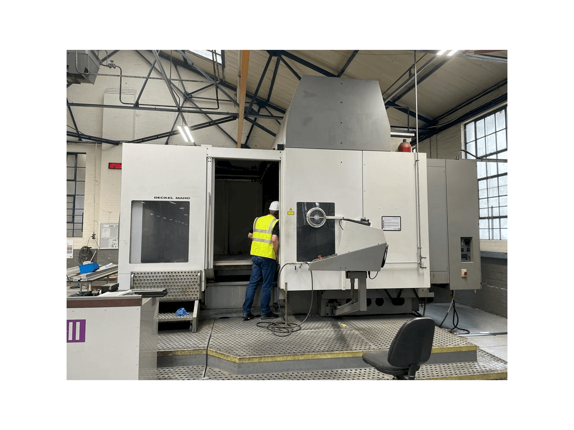 Vooraanzicht van DECKEL MAHO DMU 200T machine