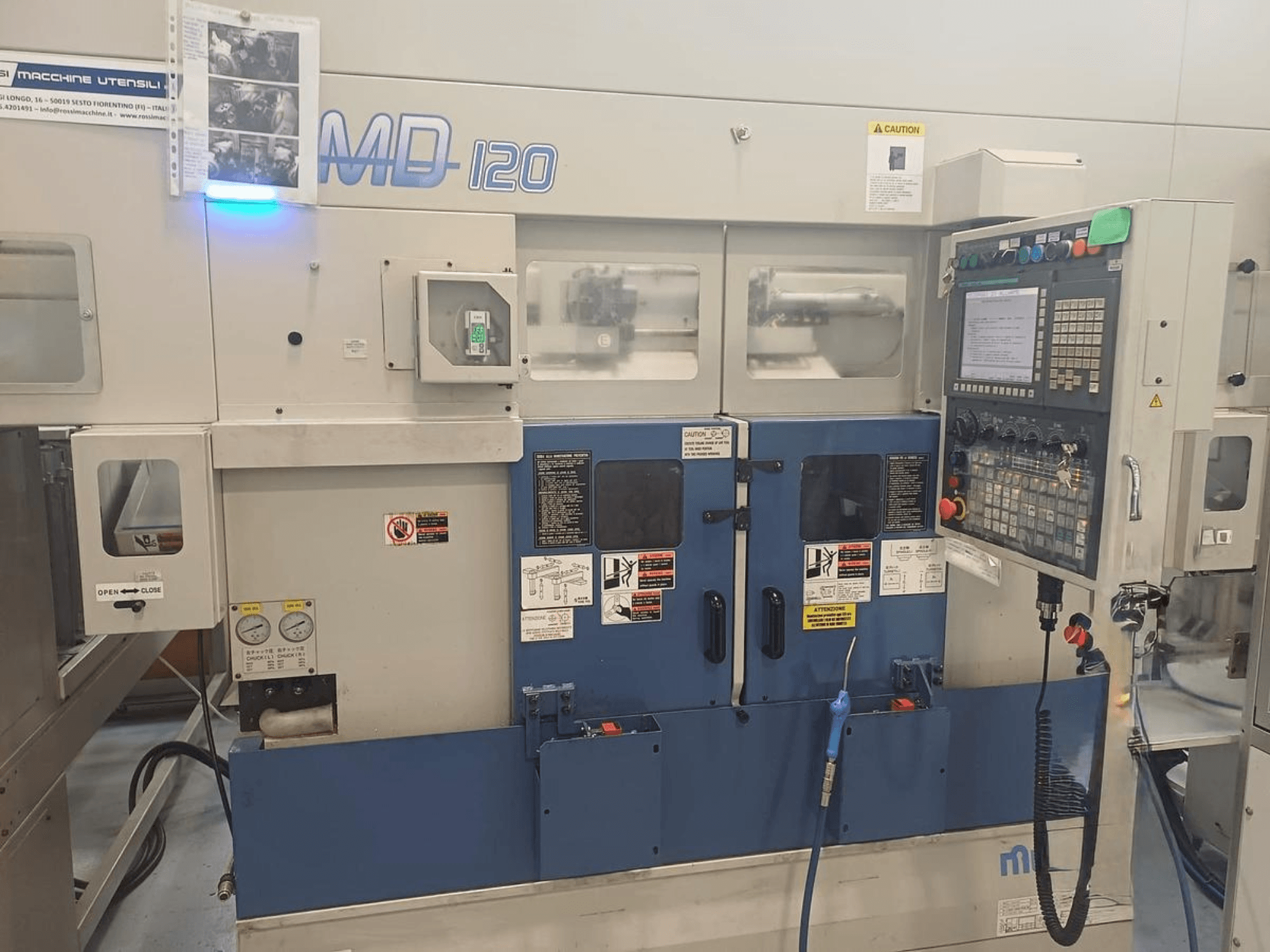 Horizontale draaimachine MURATEC MD 120, vooraanzicht met bedieningspaneel, deur en drukmeters.