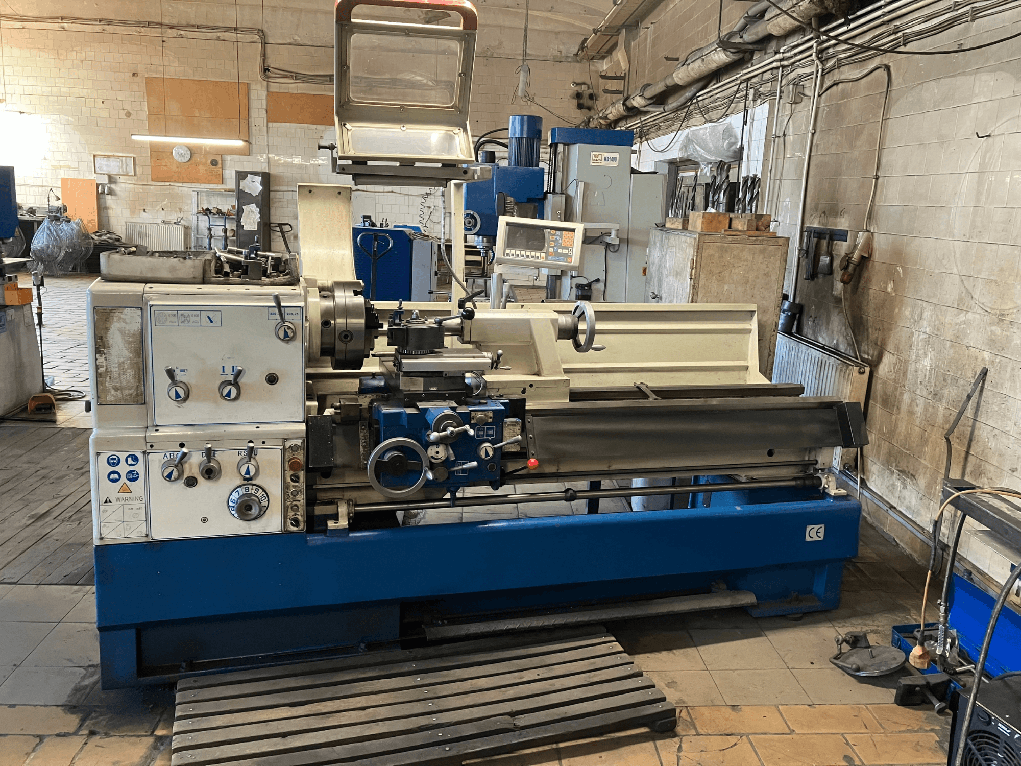 KNUTH Turnado 280/1500 horizontale draaimachine, vooraanzicht met bedieningspaneel, spil en gereedschapshouder, in een werkplaatsomgeving.