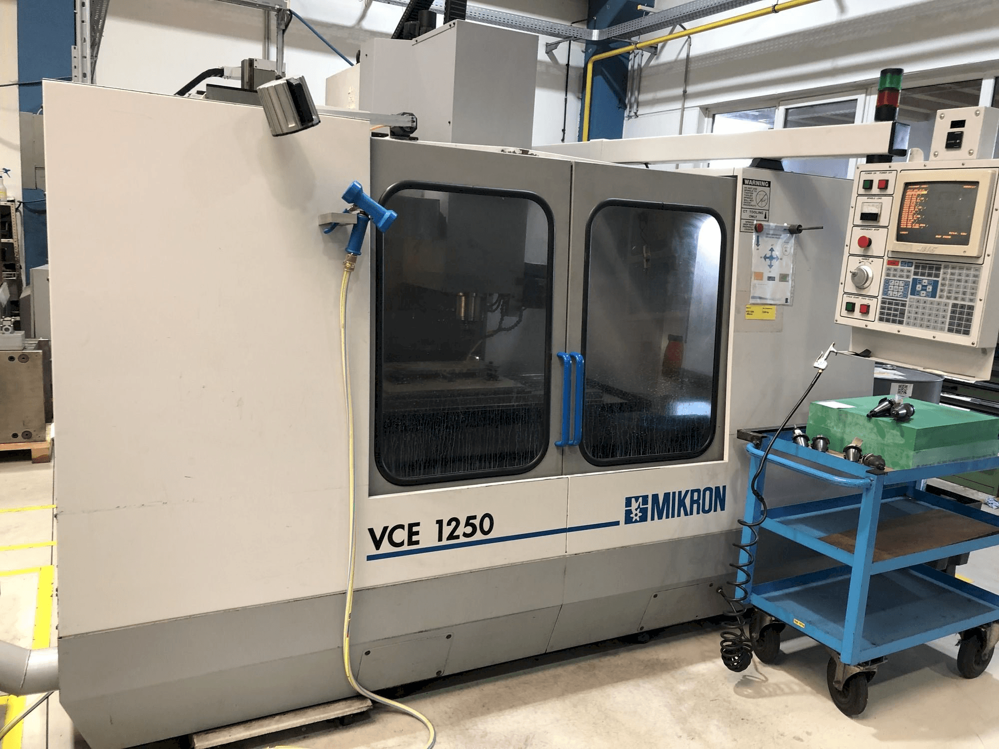 Vooraanzicht van MIKRON VCE 1250 machine