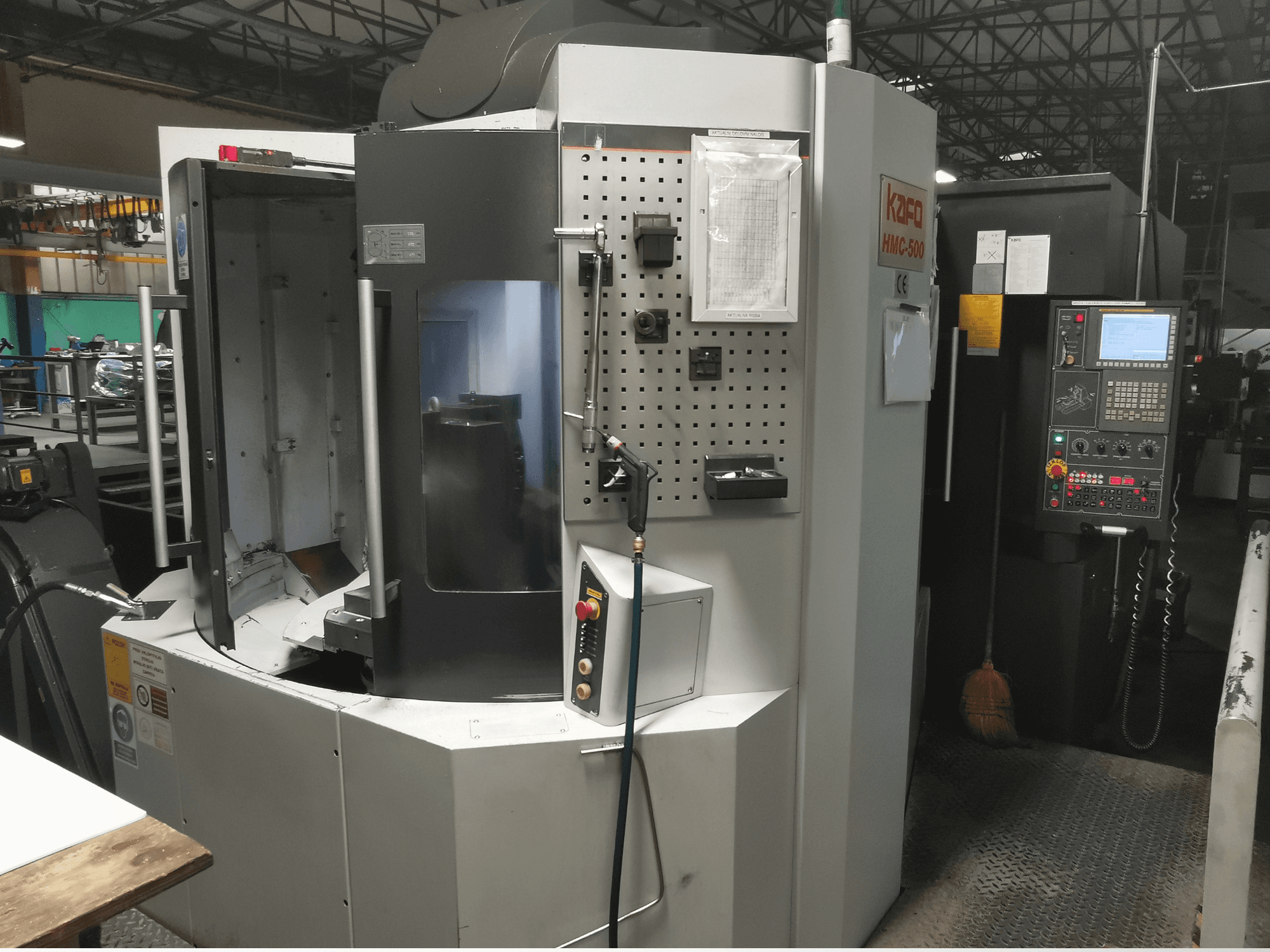 Kafo HMC-500 horizontaal bewerkingscentrum, vooraanzicht, met bedieningspaneel, gereedschaphouder en lege machinekamer.