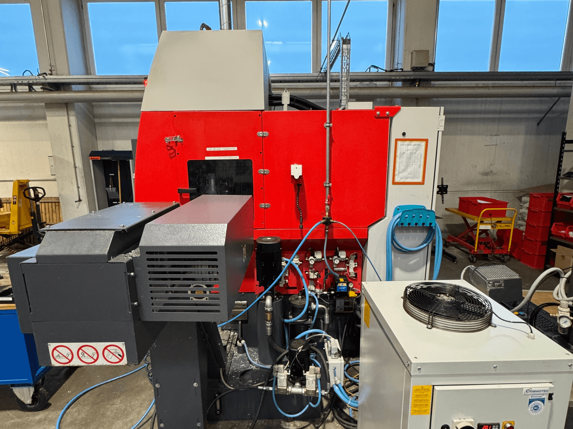 EMCO MAXXMILL 350 verticaal bewerkingscentrum, vooraanzicht, met complexe machine- en bedieningspaneeldetails.