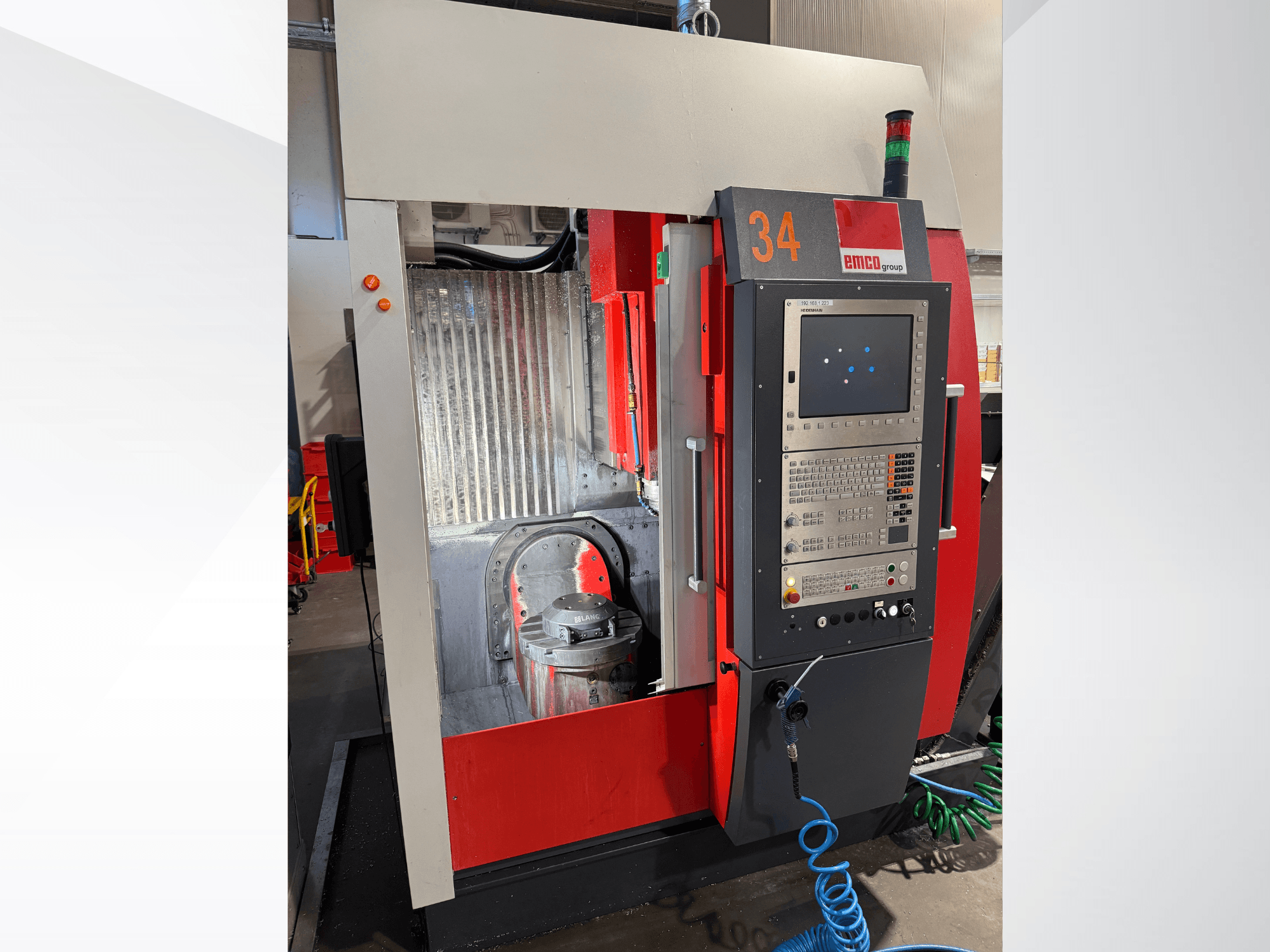 EMCO MAXXMILL 350 verticaal bewerkingscentrum vooraanzicht, met een bedieningspaneel en zichtbare freeskopdetails.