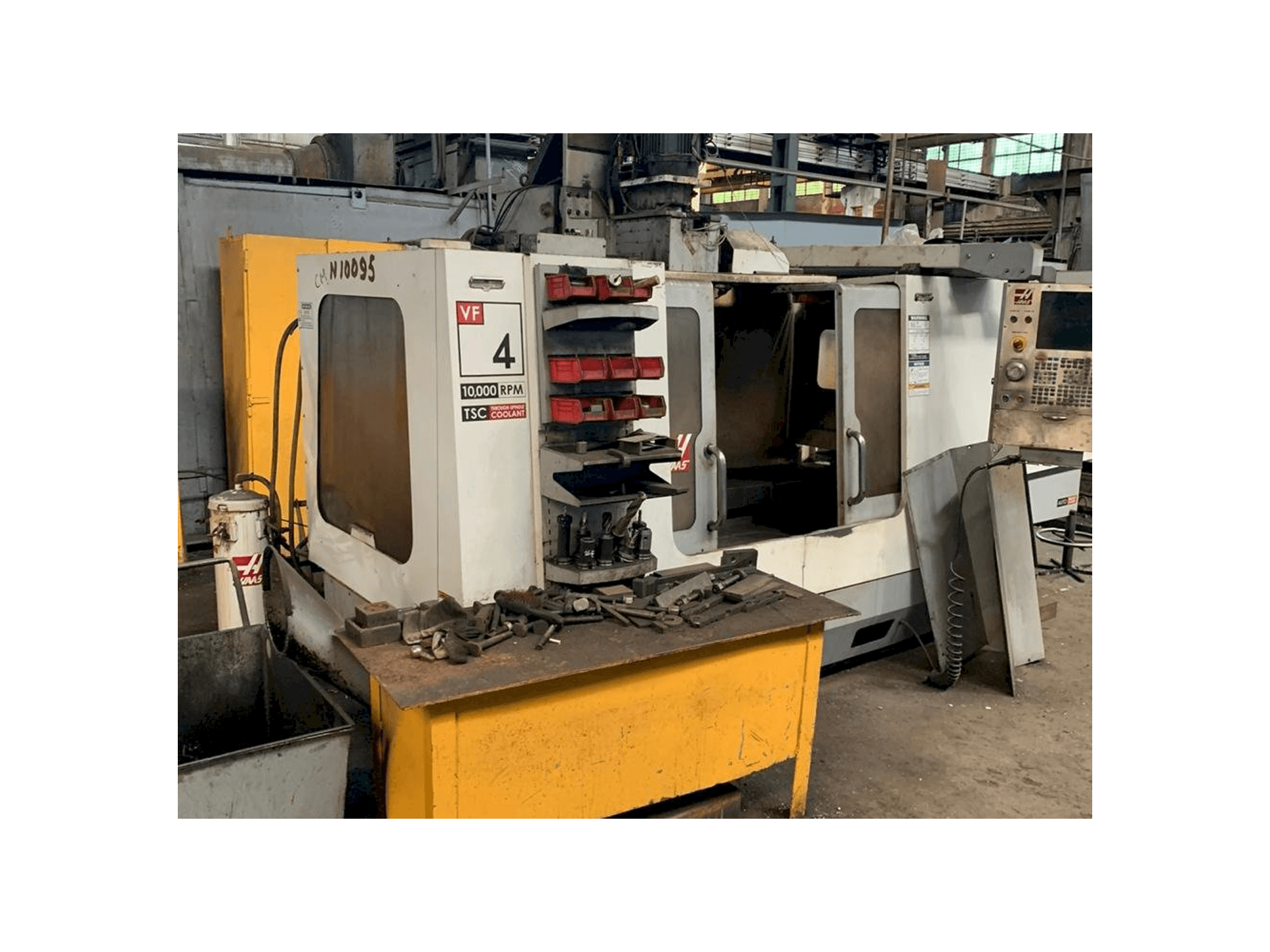 Vooraanzicht van HAAS VF-4 machine