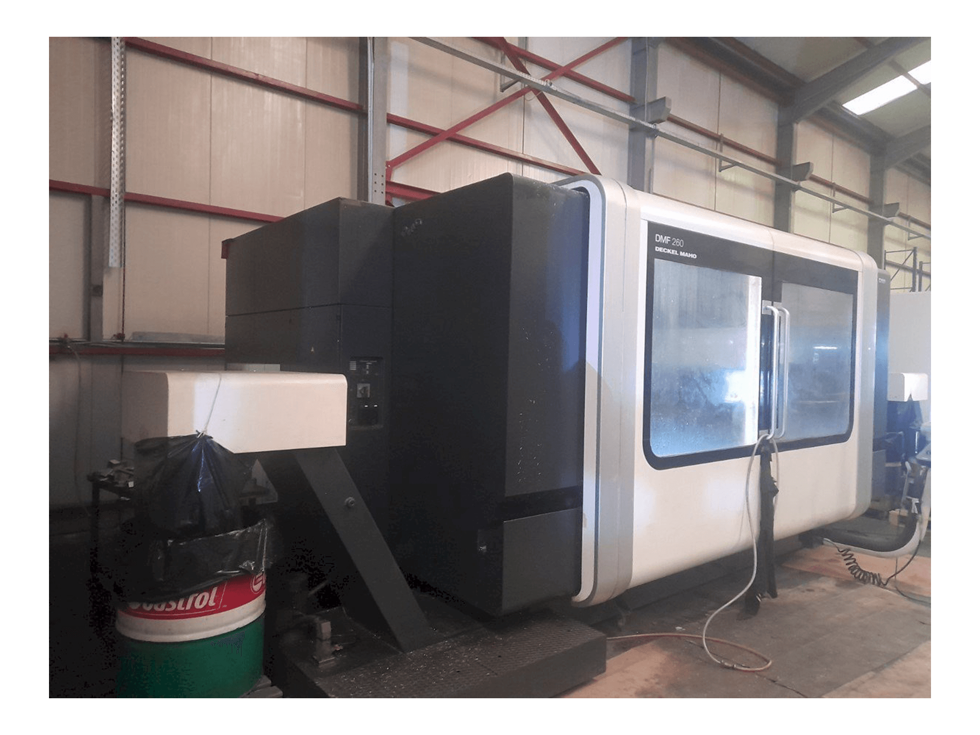 Linkerzijdeaanzicht van DECKEL MAHO DMF 260 machine