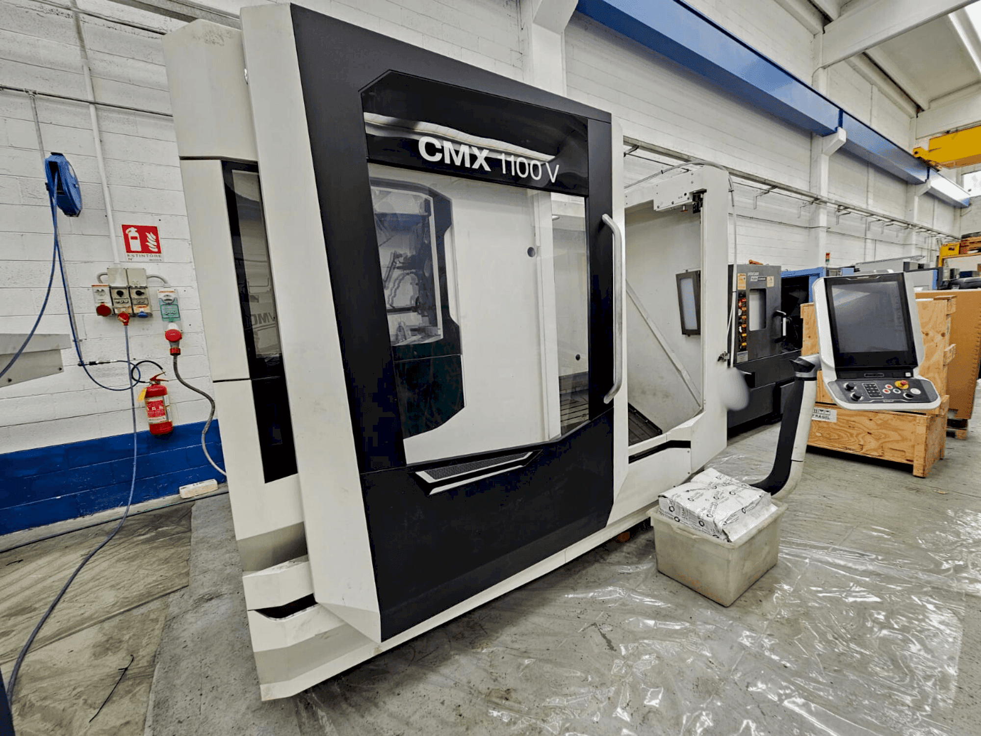 Vooraanzicht van DMG MORI CMX 1100V machine