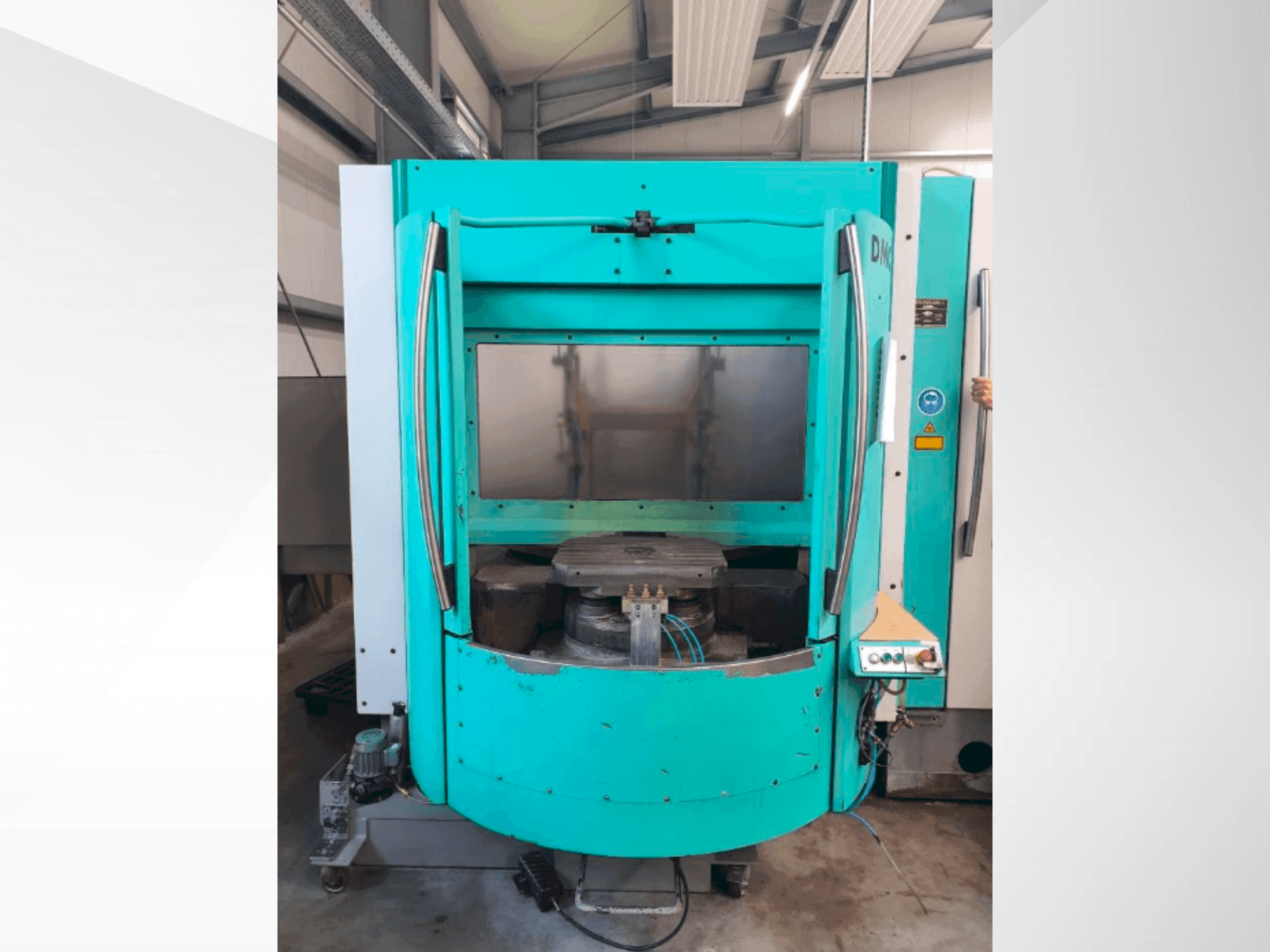 Vooraanzicht van DECKEL MAHO DMC 60H hi-dyn machine